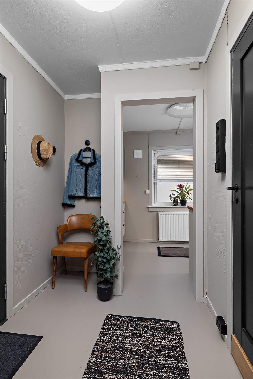 Fra gangen er det adkomst til bad og kjøkken. Galleribilde