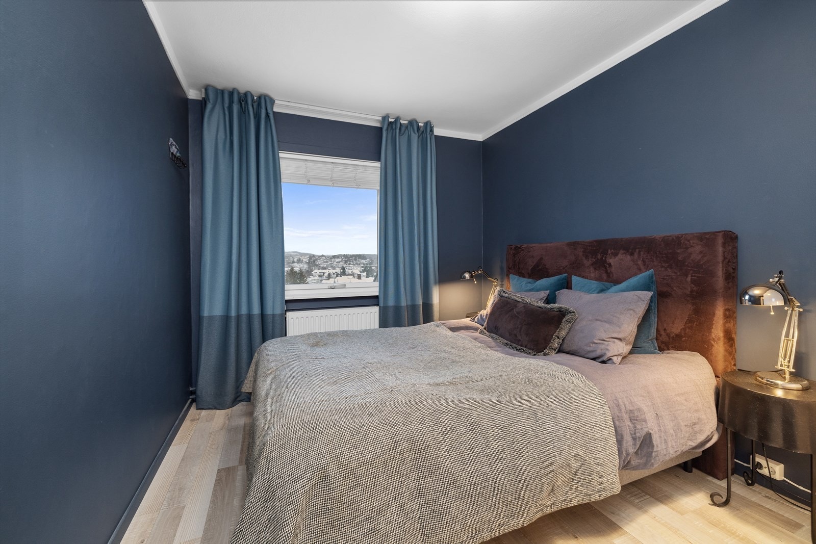 En stor garderobeløsning gir rikelig med oppbevaringsplass. Galleribilde