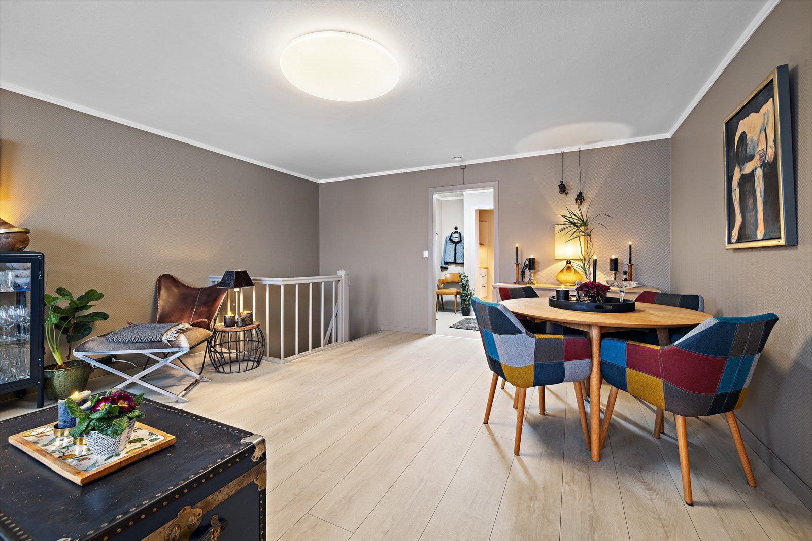 Rommet har en naturlig inndeling med en egen sone for spisestue. Galleribilde