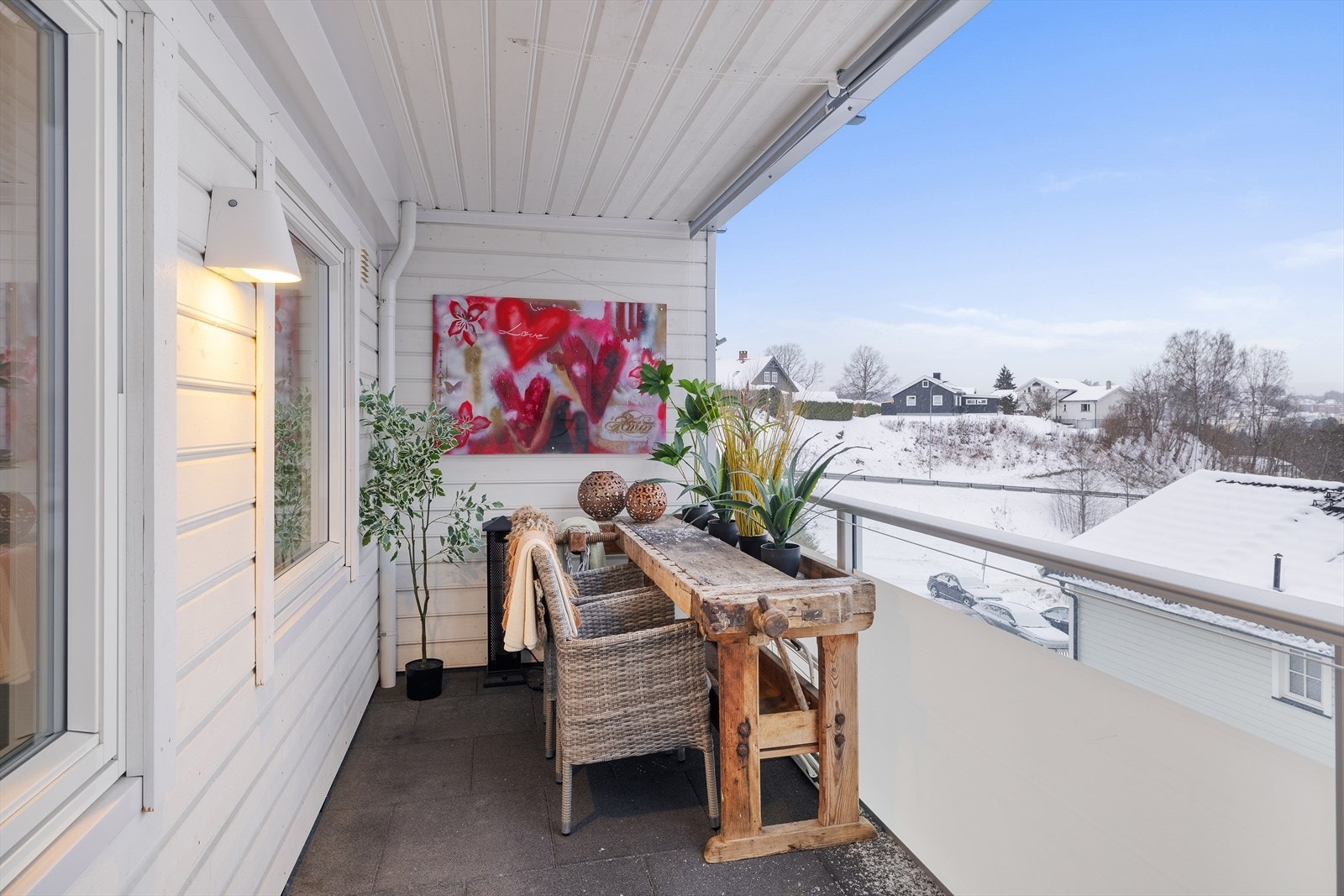 Fra stuen er det utgang til en veranda med gode solforhold. Galleribilde