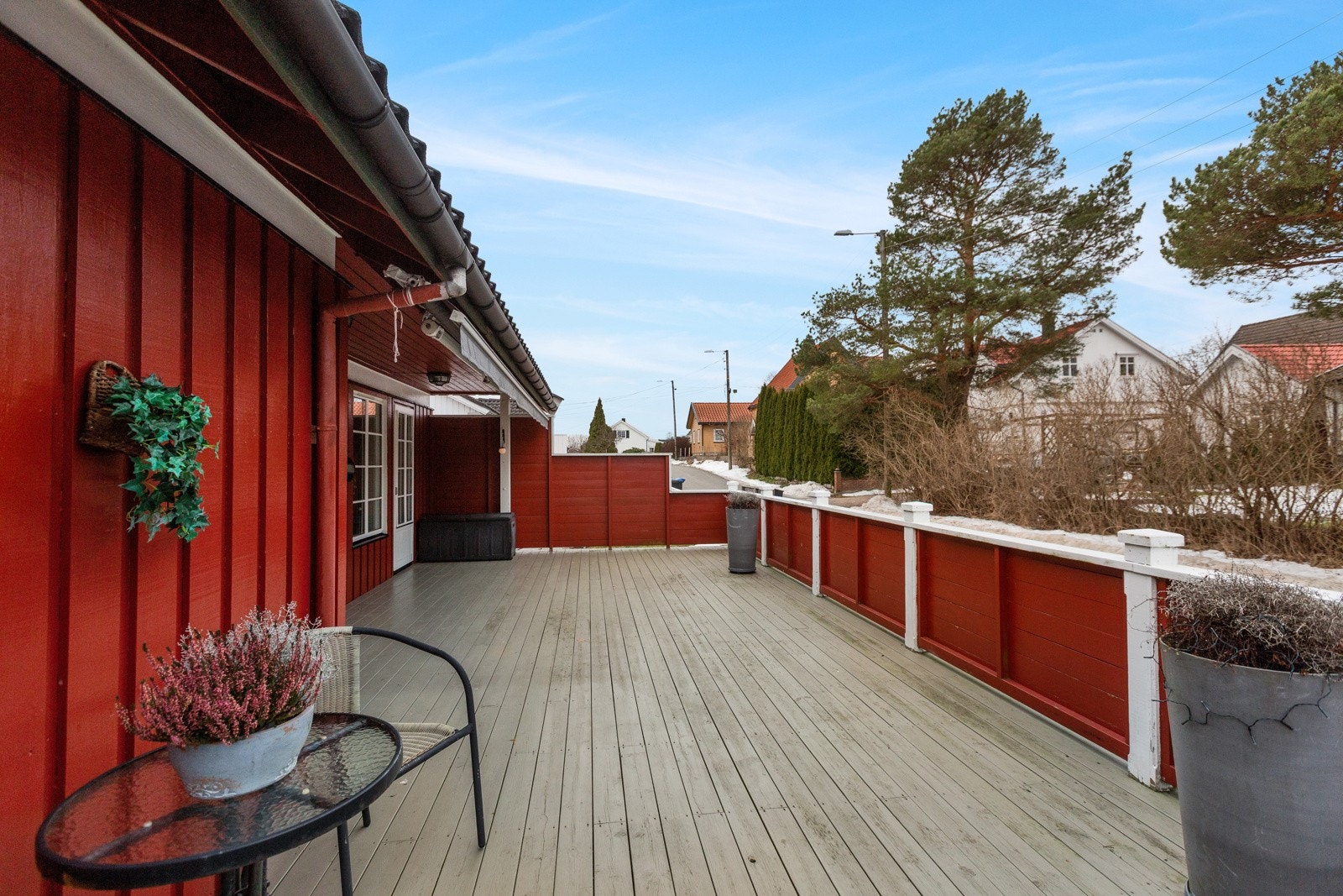 Stor veranda med gode solforhold Galleribilde