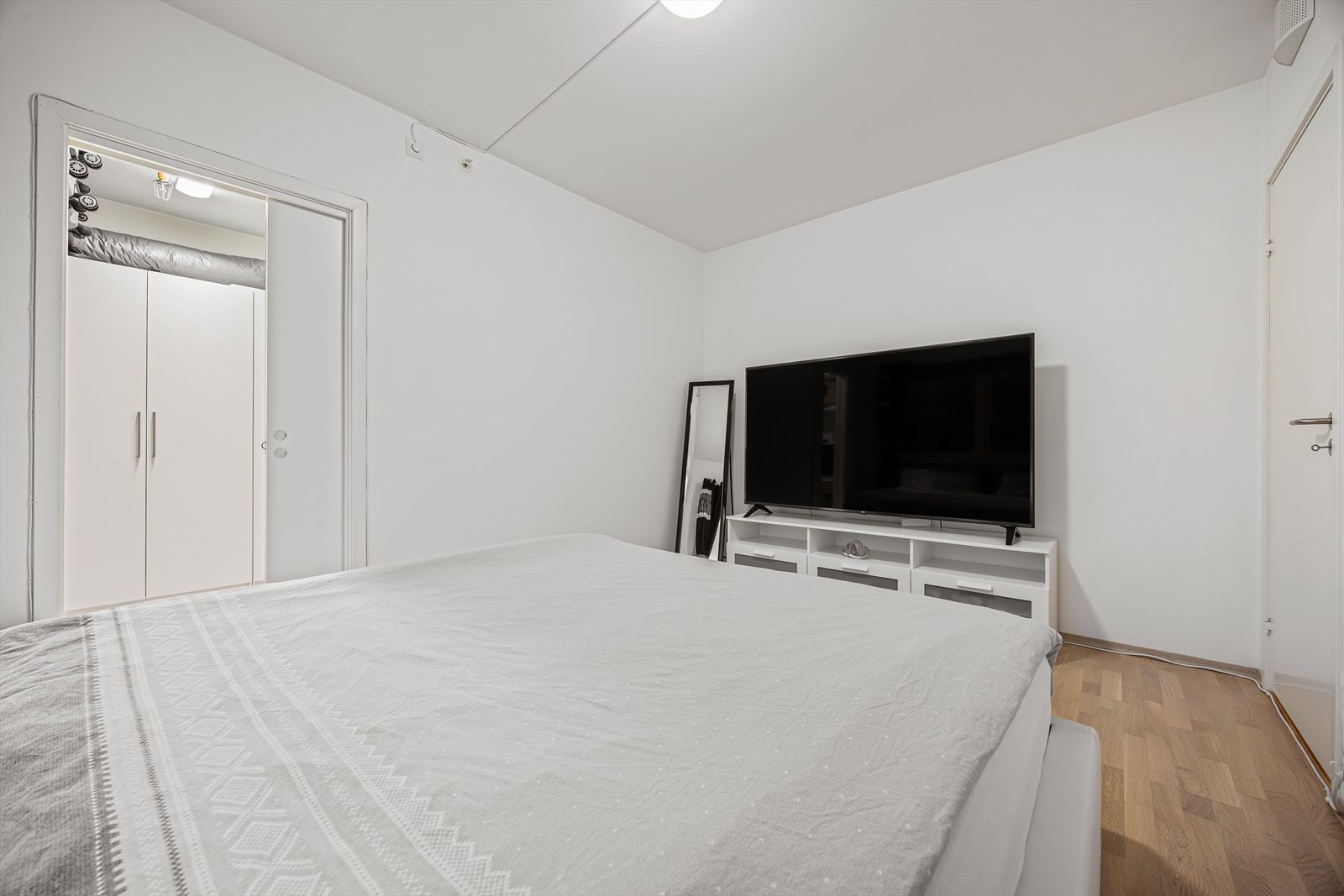 Tilknyttet hovedsoverommet er en romslig walk-in garderobe på 8 kvm. Galleribilde