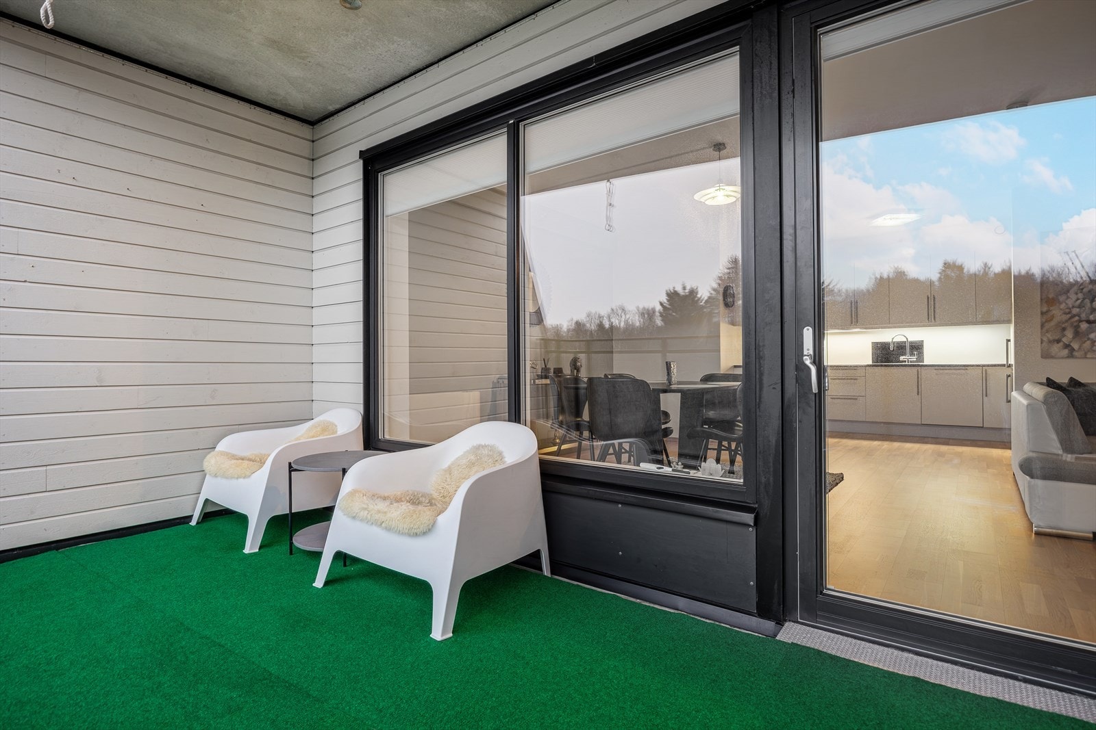 Fra stue er det utgang til en vestvendt balkong på 17,7 kvm. Galleribilde