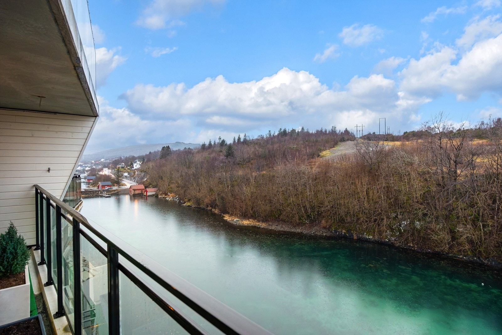 Balkongen byr på en nydelig utsikt i maritime omgivelser. Galleribilde