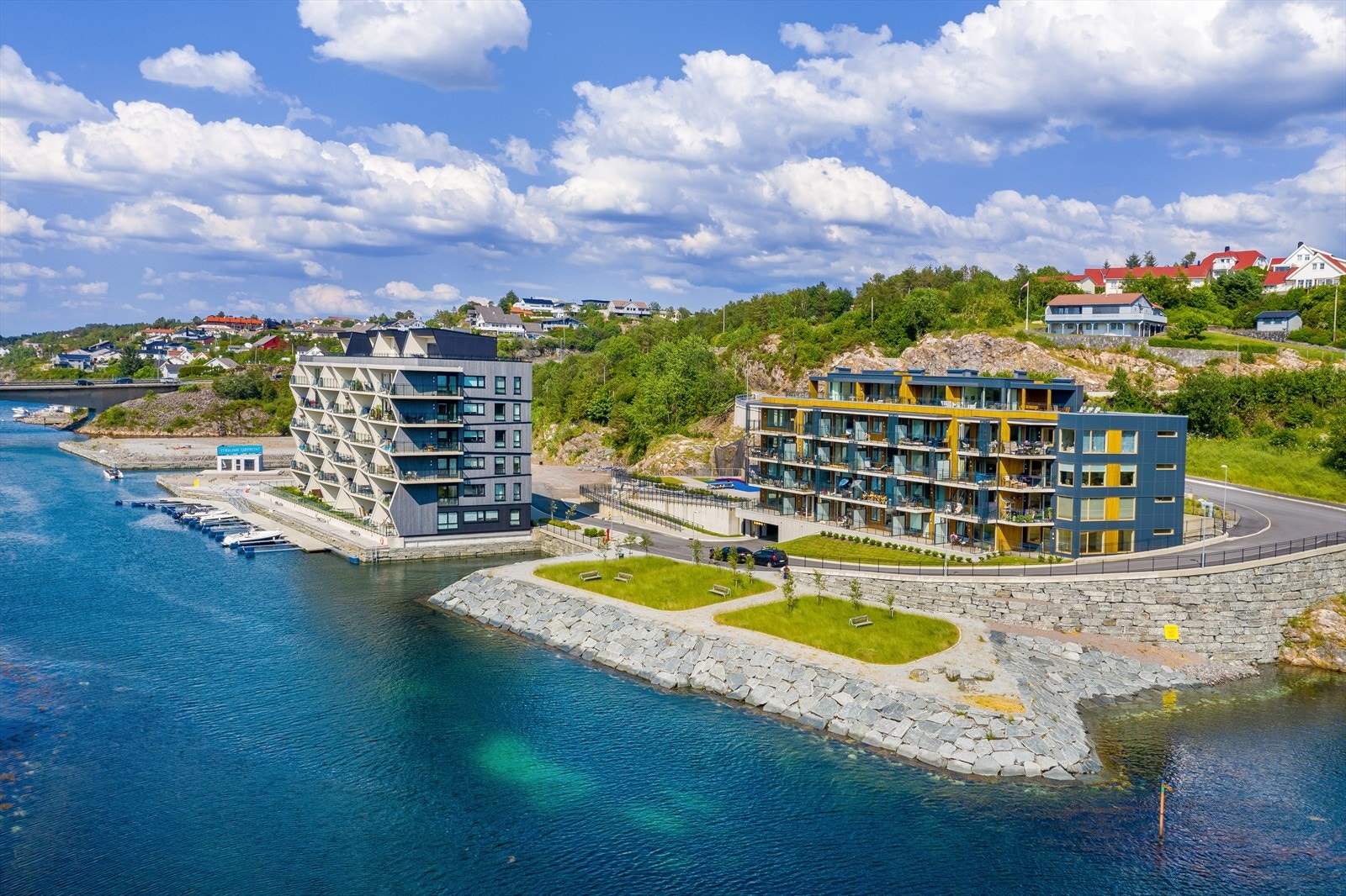 Med leiligheten følger fast parkeringsplass med el-billader i felles garasjeanlegg i nabobygget. Galleribilde