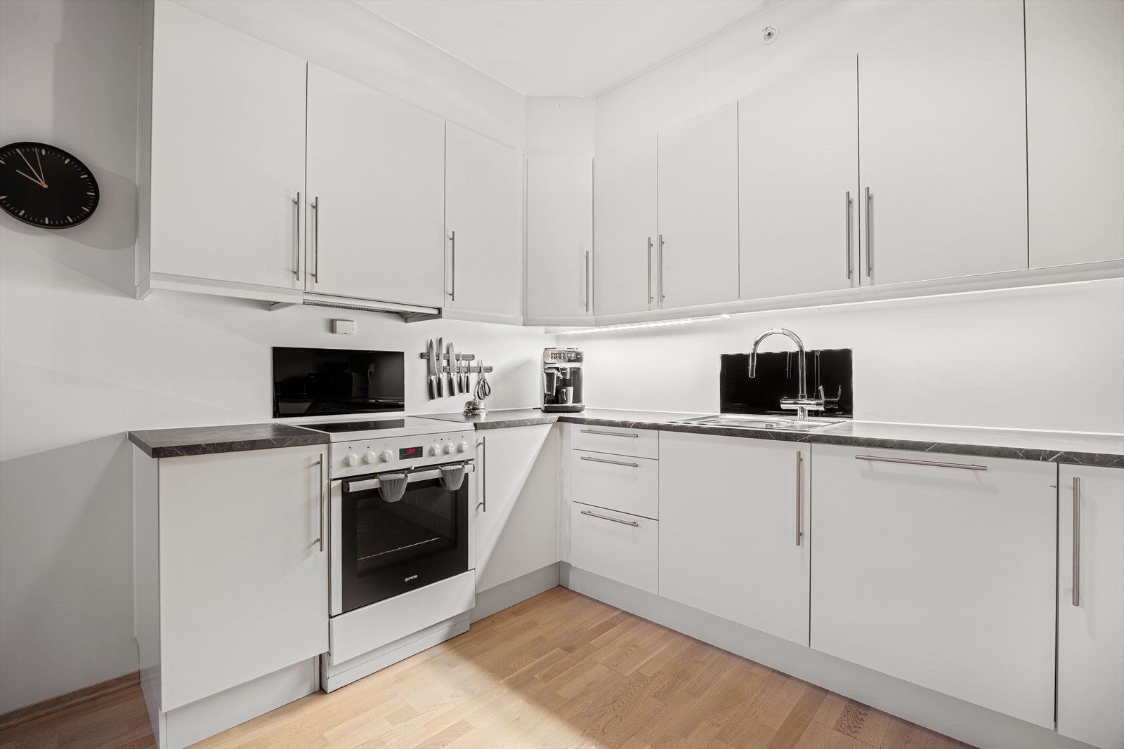 Det elegante HTH-kjøkkenet er en fryd for både øyet og kokken med skap- og benkeplass. Galleribilde