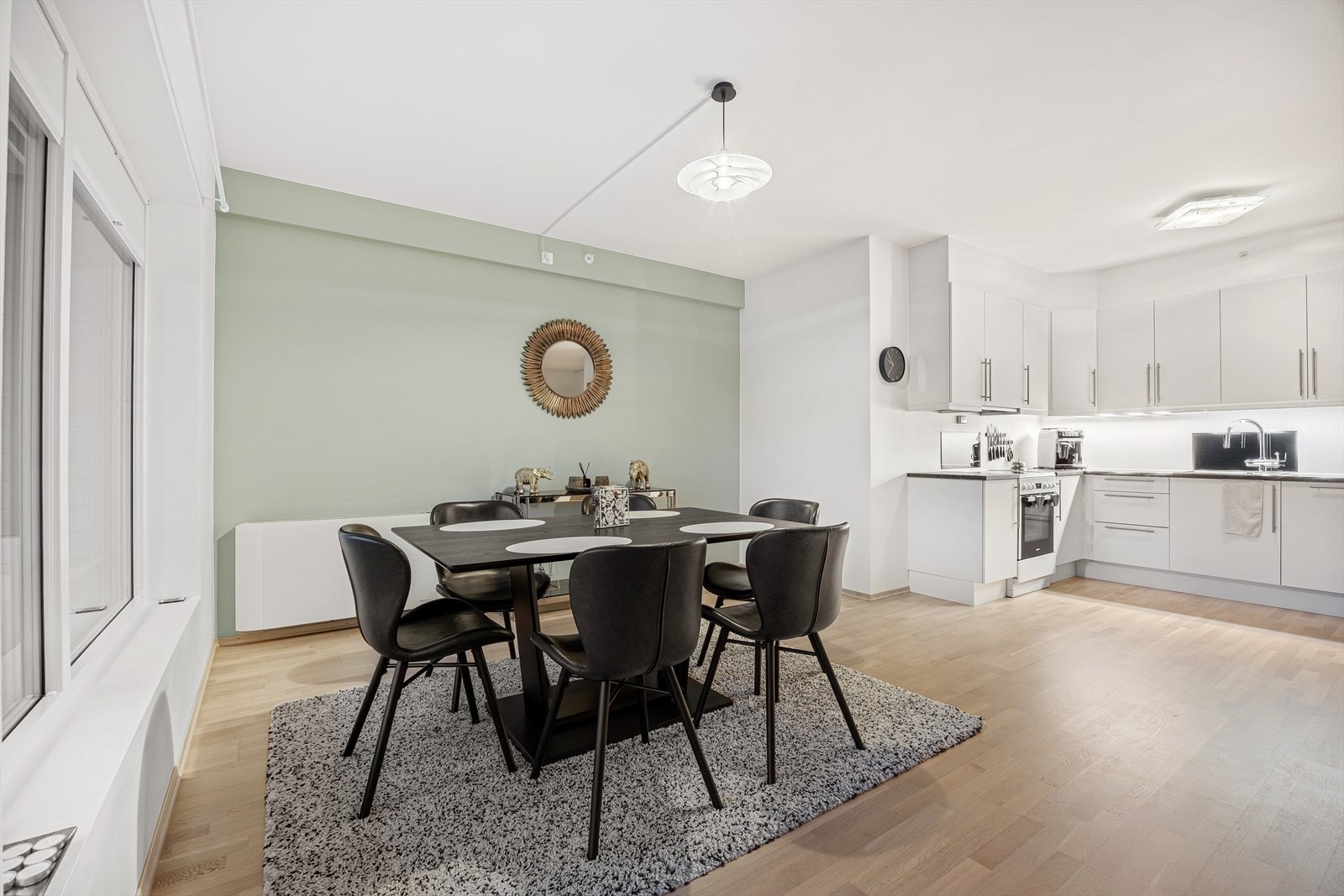 Leiligheten stod ferdig i 2018 med moderne overflater og godt lysinnslipp. Galleribilde