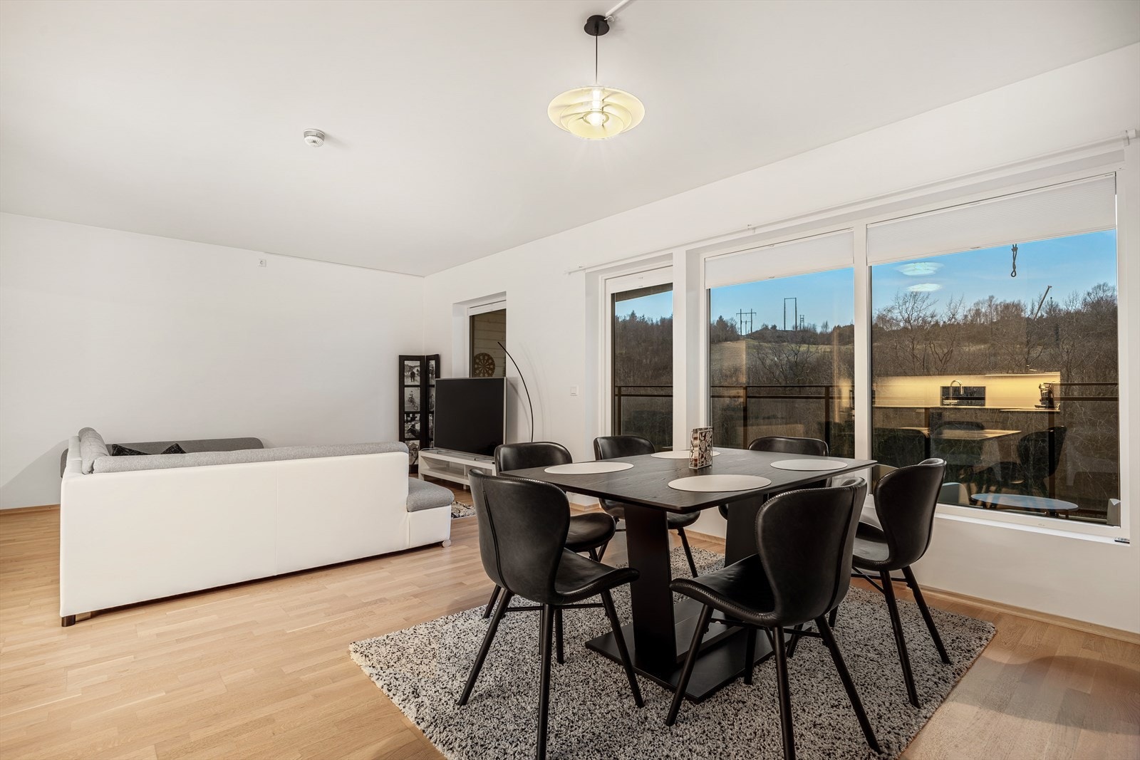 Her kan man møblere med en romslig sofagruppe og spisestue. Galleribilde