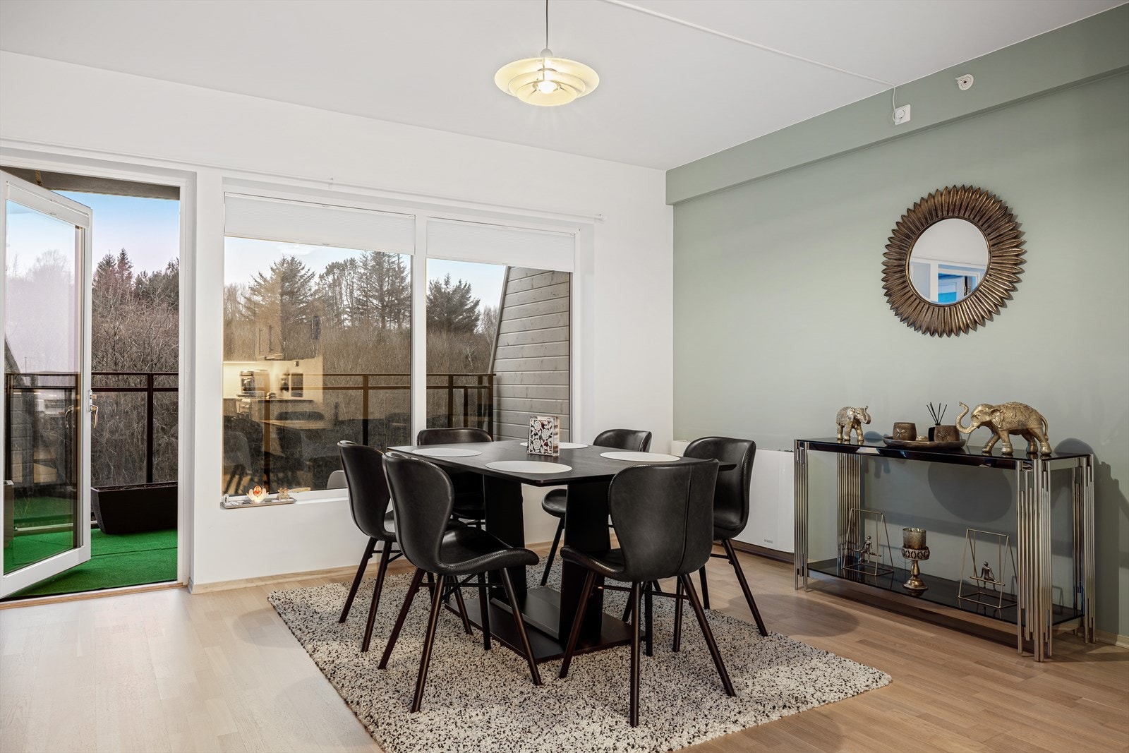 Leiligheten har store vindusflater og fra stue er det utgang til en vestvendt balkong. Galleribilde