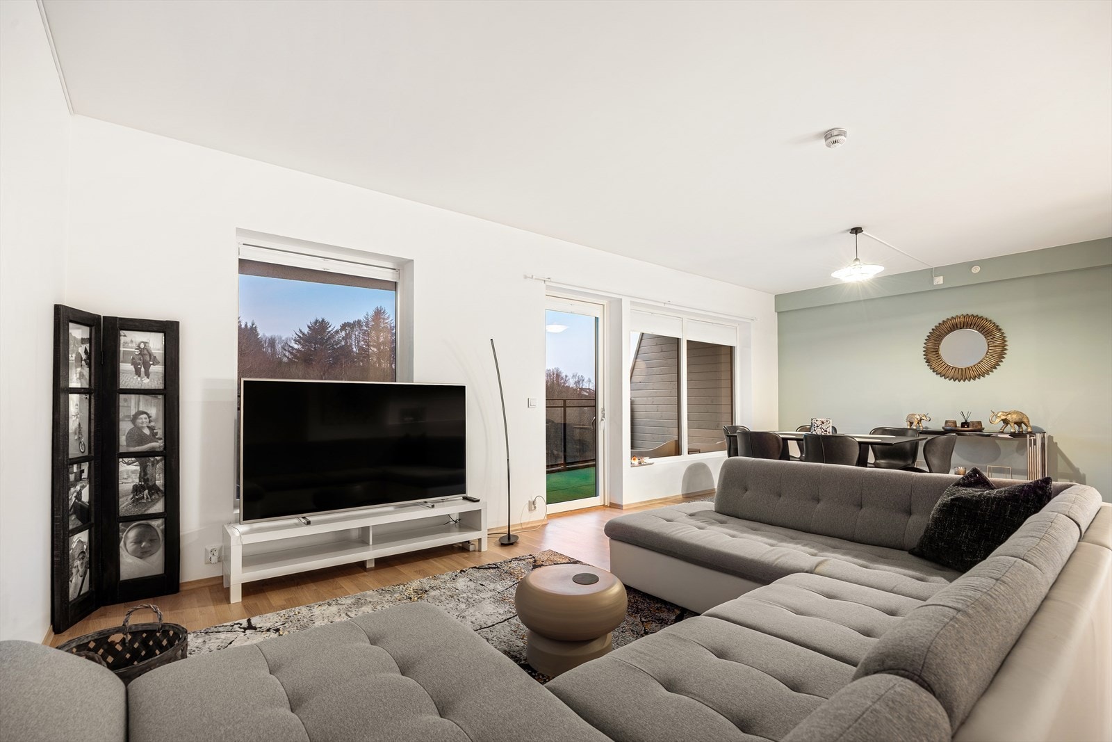 Når du går videre, ledes du inn i det åpne stue- og kjøkkenområdet på hele 43,6 kvm. Galleribilde