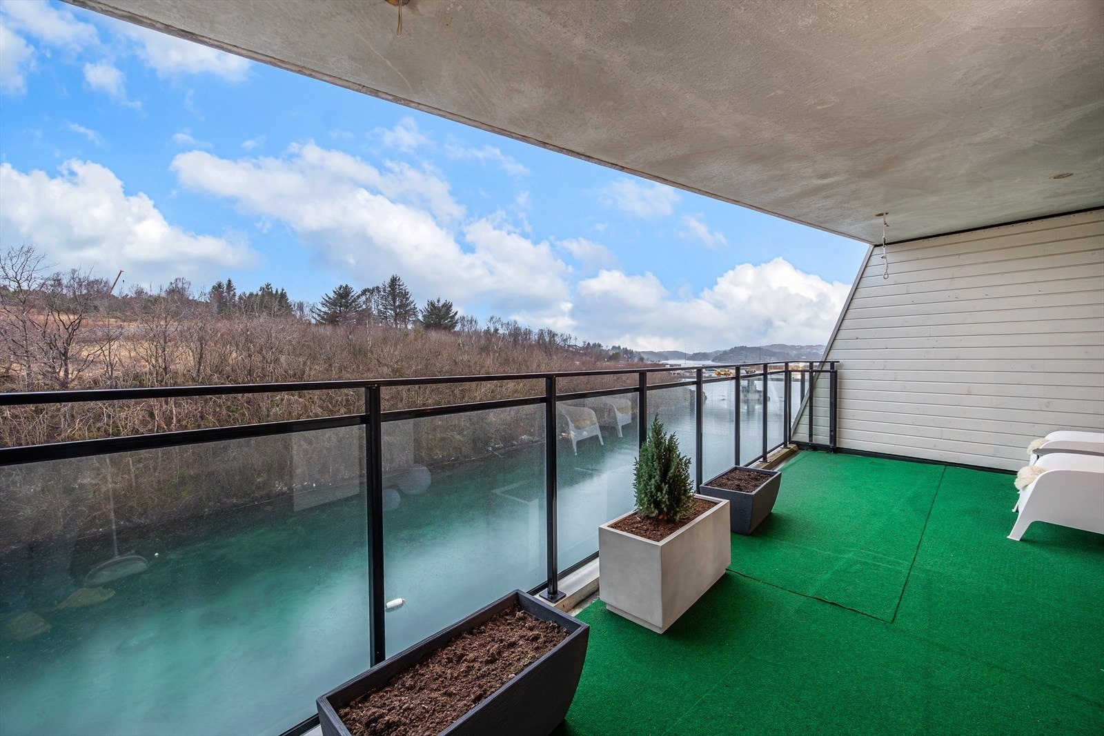 Balkongen er på hele 17,7 kvm og har god utsikt og solforhold. Galleribilde