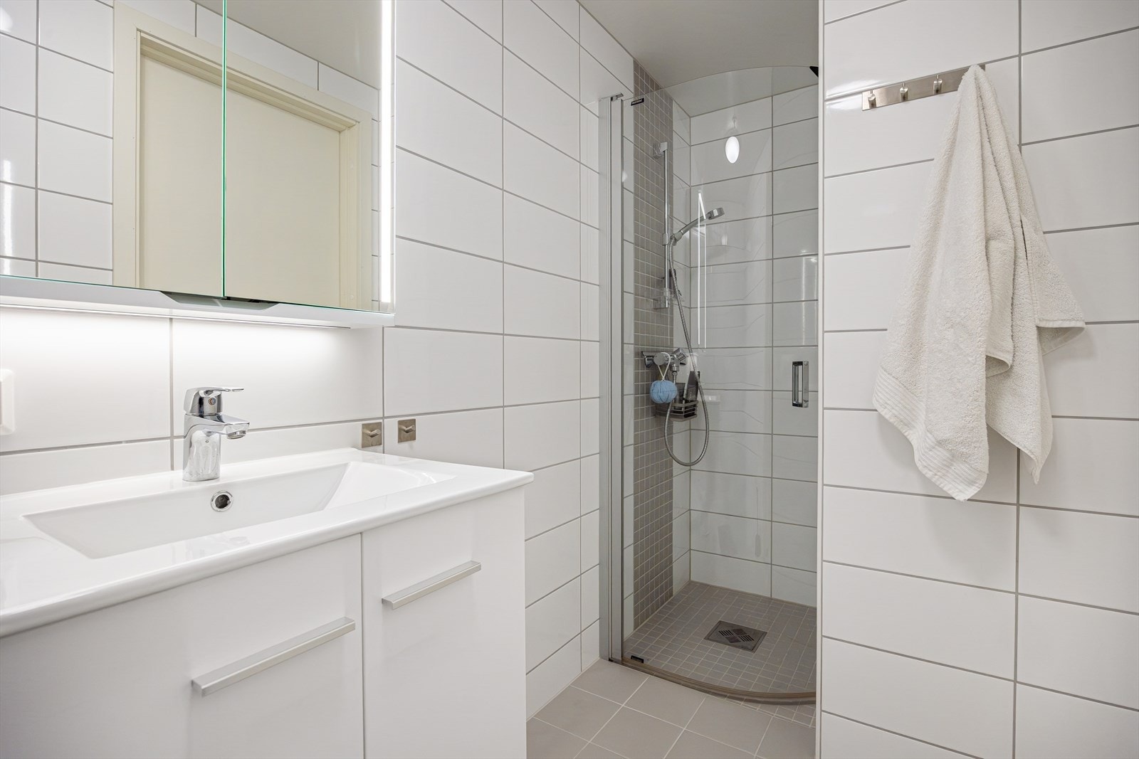 Leilighetens andre bad på 3,8 kvm - moderne og helfliset med keramiske fliser. Galleribilde