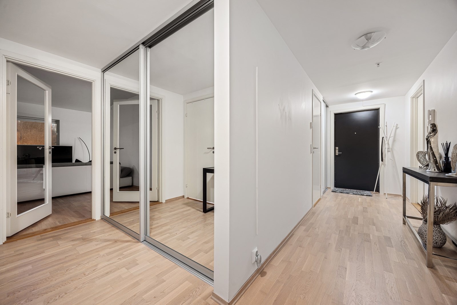 Når du entrer boligen, møtes du av en romslig og lys entré/gang på hele 14,6 kvm. Galleribilde