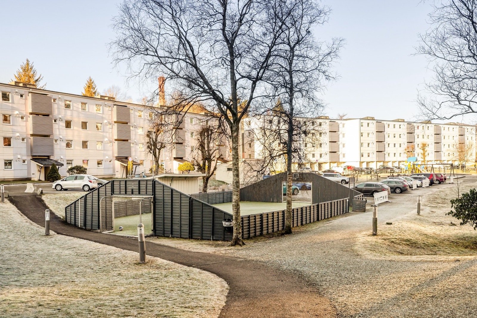 Boliglaget har 132 parkeringsplasser og 48 garasjeplasser, som tildeles etter søknad Galleribilde