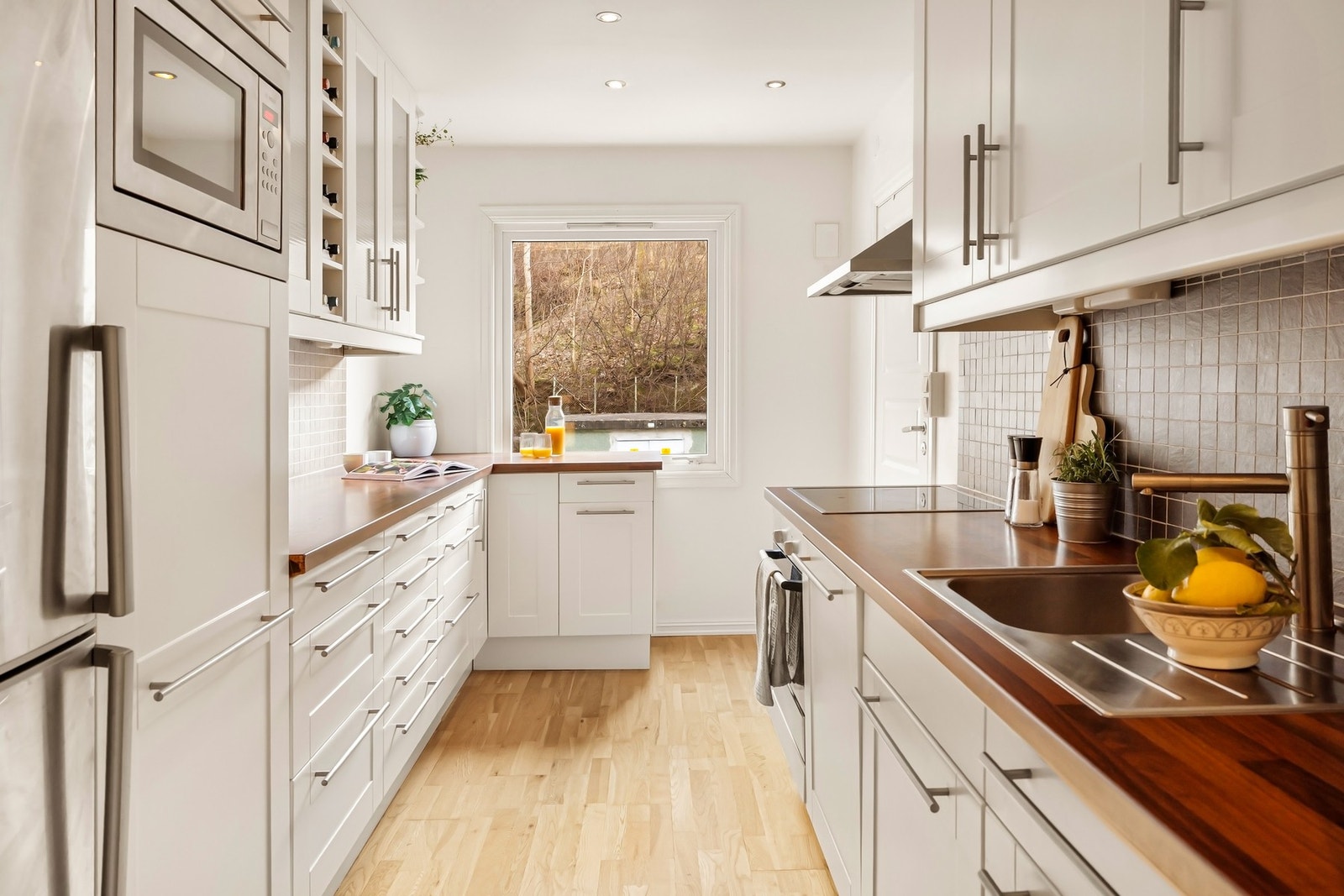 Kjøkkenet er tidløst innredet med lyse fronter og laminert benkeplate Galleribilde