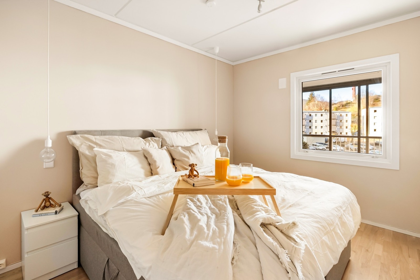 Soverommet er romslig og har god plass til ønsket møblement Galleribilde