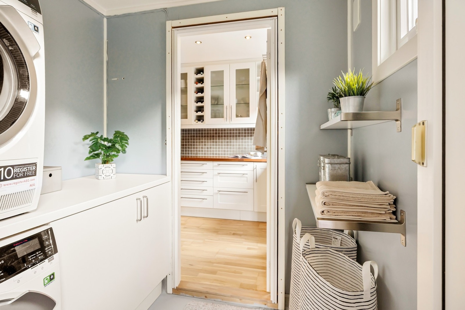 Separat vaskerom med god plass til vaskemaskin og tørketrommel Galleribilde