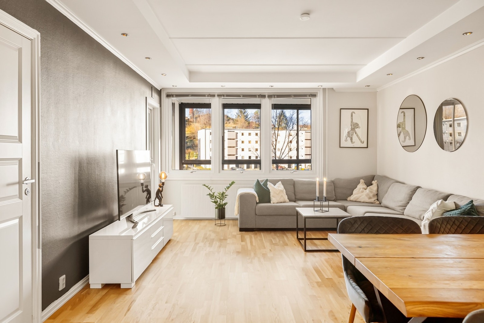 Leiligheten er malt i tidsriktige farger og oppleves som lys og innbydende Galleribilde