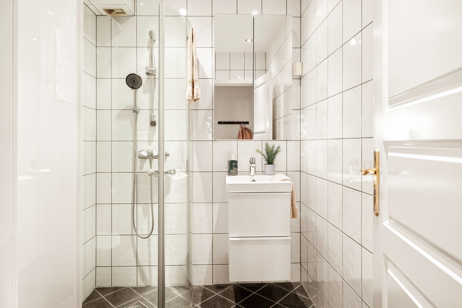 Flislagt bad med tidløs innredning og varme i gulv Galleribilde