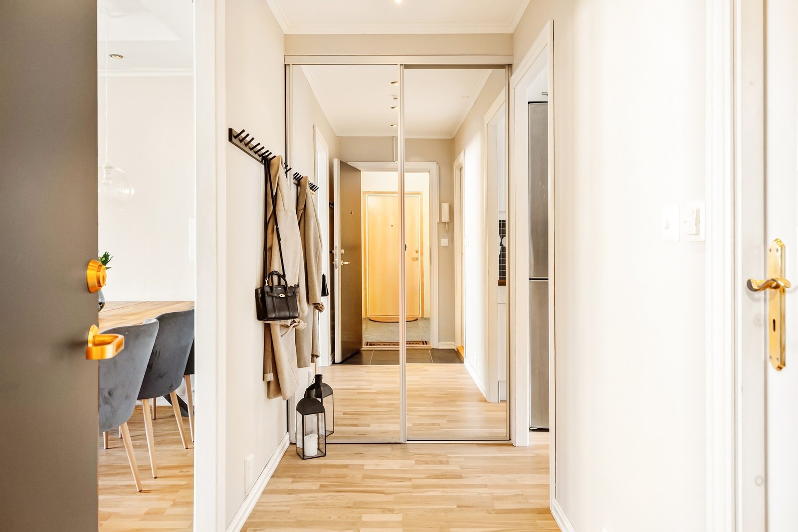 Inngangspartiet er lyst og pent med god plass til oppbevaring av sko og yttertøy Galleribilde