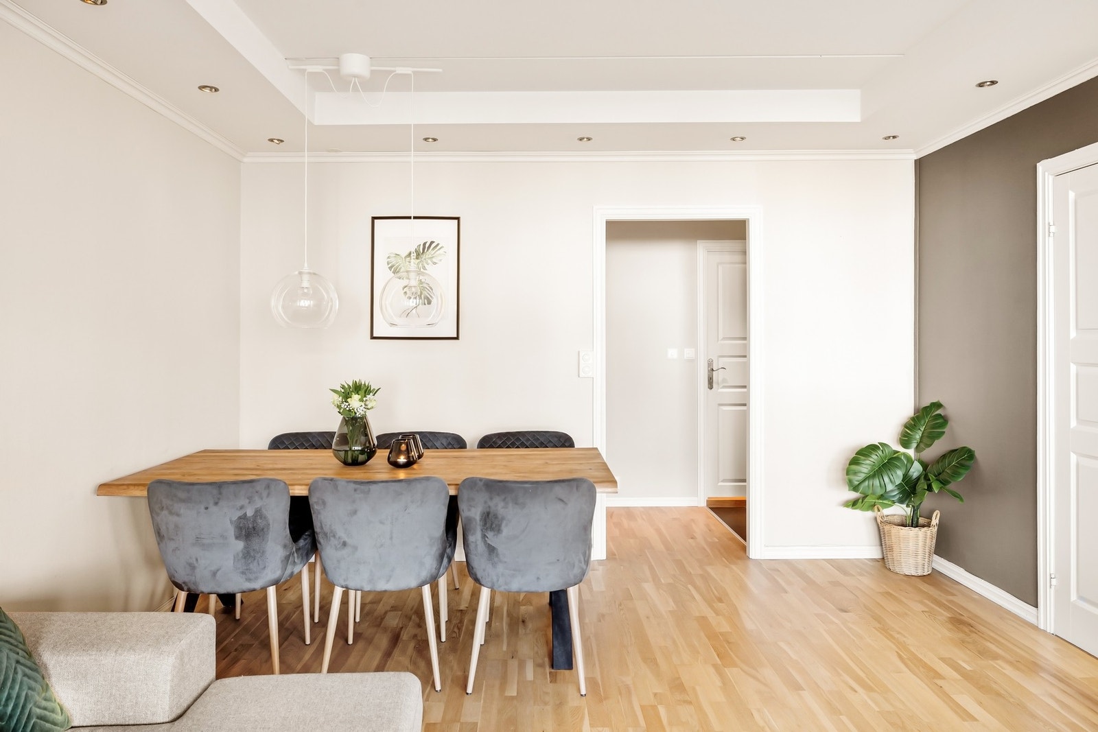 Fra stuen har man også enkel tilkomst til leilighetens soverom Galleribilde