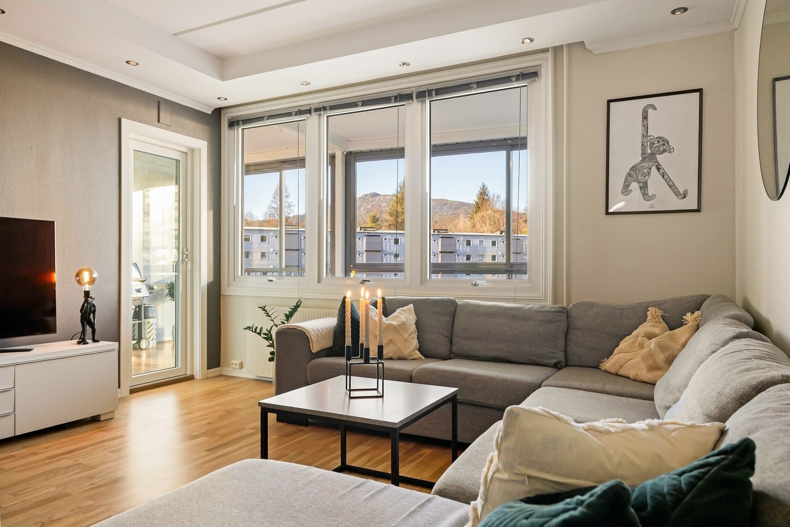 Fra stuen er det utgang til innglasset balkong på hele 18 kvadratmeter Galleribilde