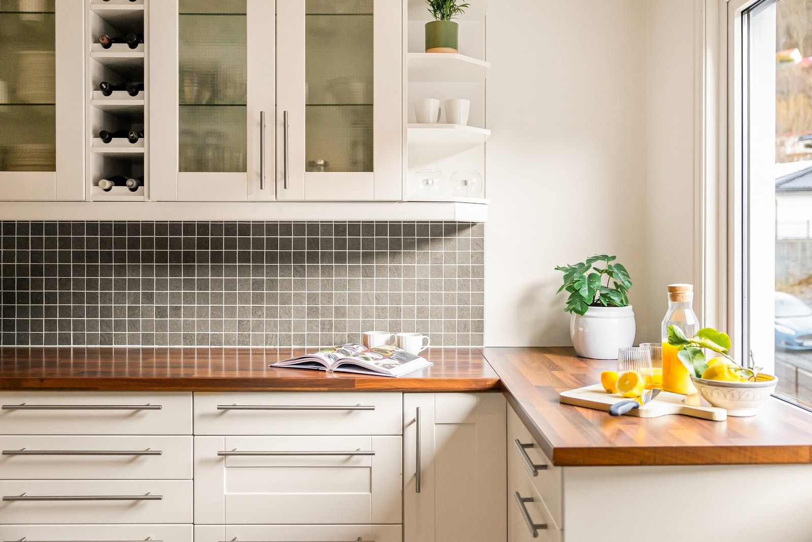 Både over- og underskap sikrer godt med oppbevaringsplass Galleribilde