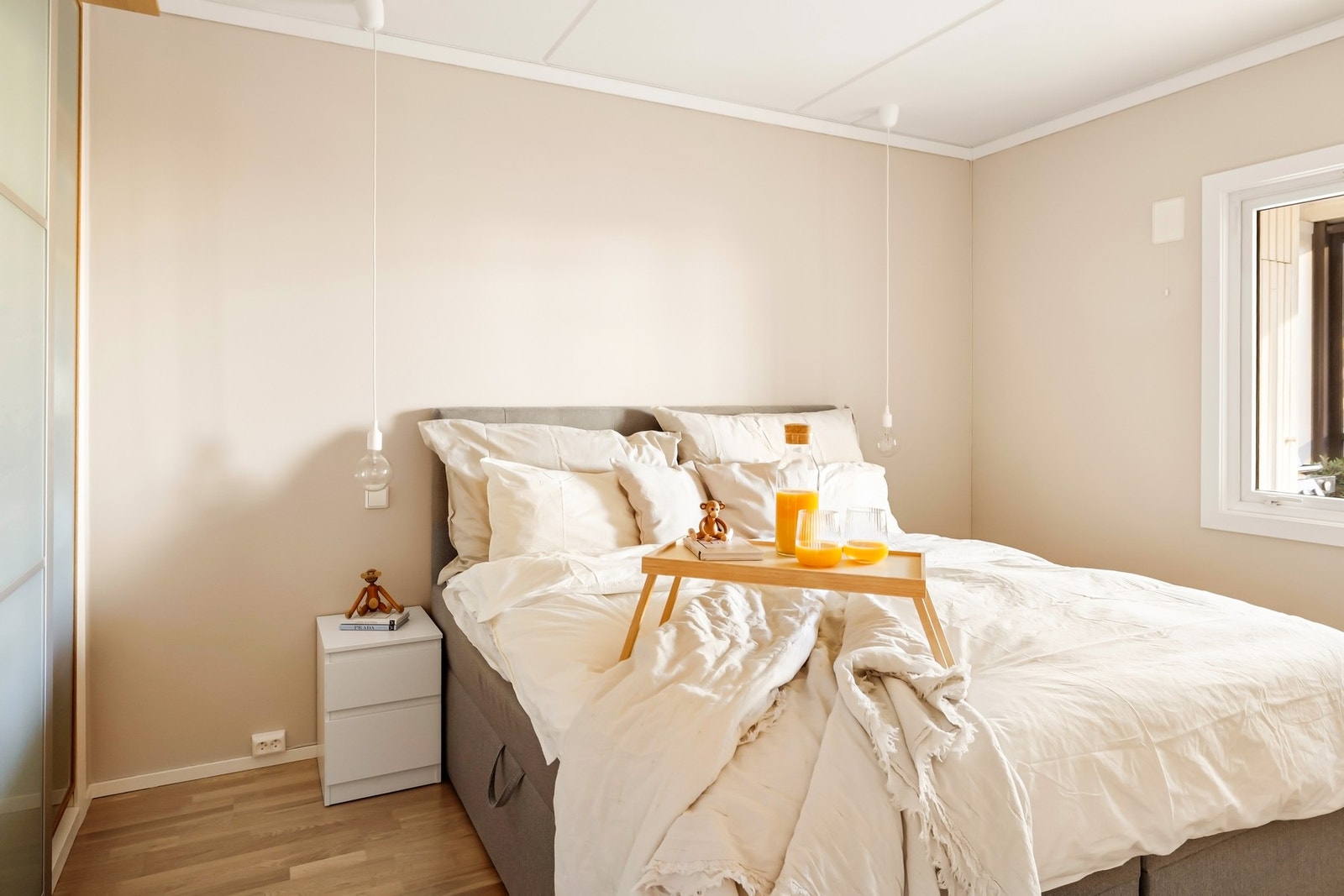 Praktisk skyvedørsgarderobe gir gode oppbevaringsmuligheter Galleribilde