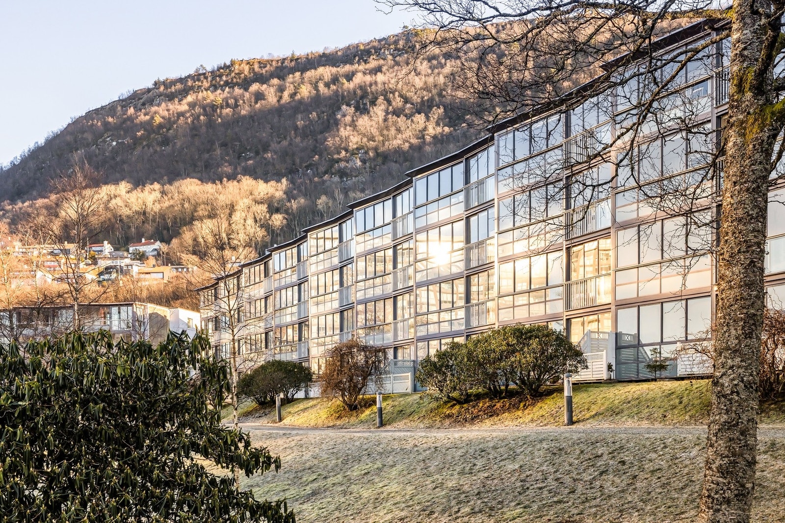 Boligen ligger i et svært attraktivt nabolag med kort vei til alt man trenger i hverdagen Galleribilde