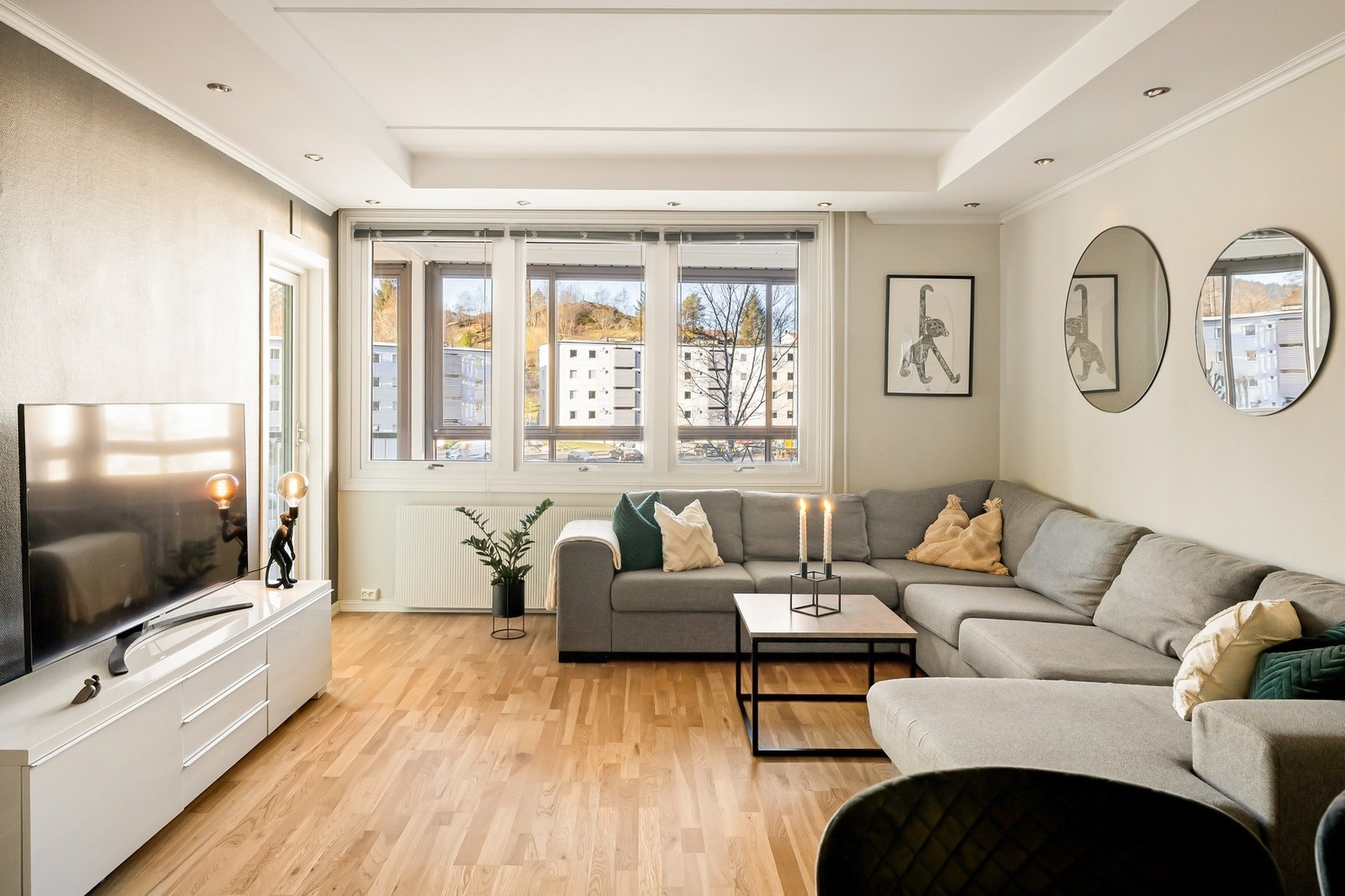 Store vindusflater sikrer godt med naturlig lys og skaper en god atmosfære i rommet Galleribilde