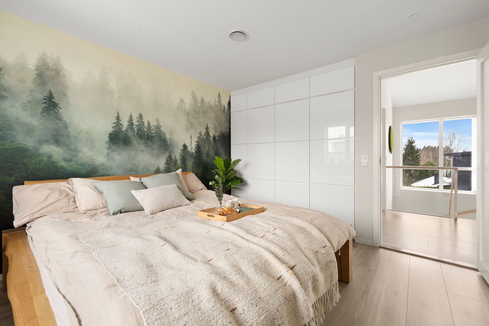 Hovedsoverommet ligger i annen etasje. God plass til så vel garderobeskap, som dobbeltseng Galleribilde