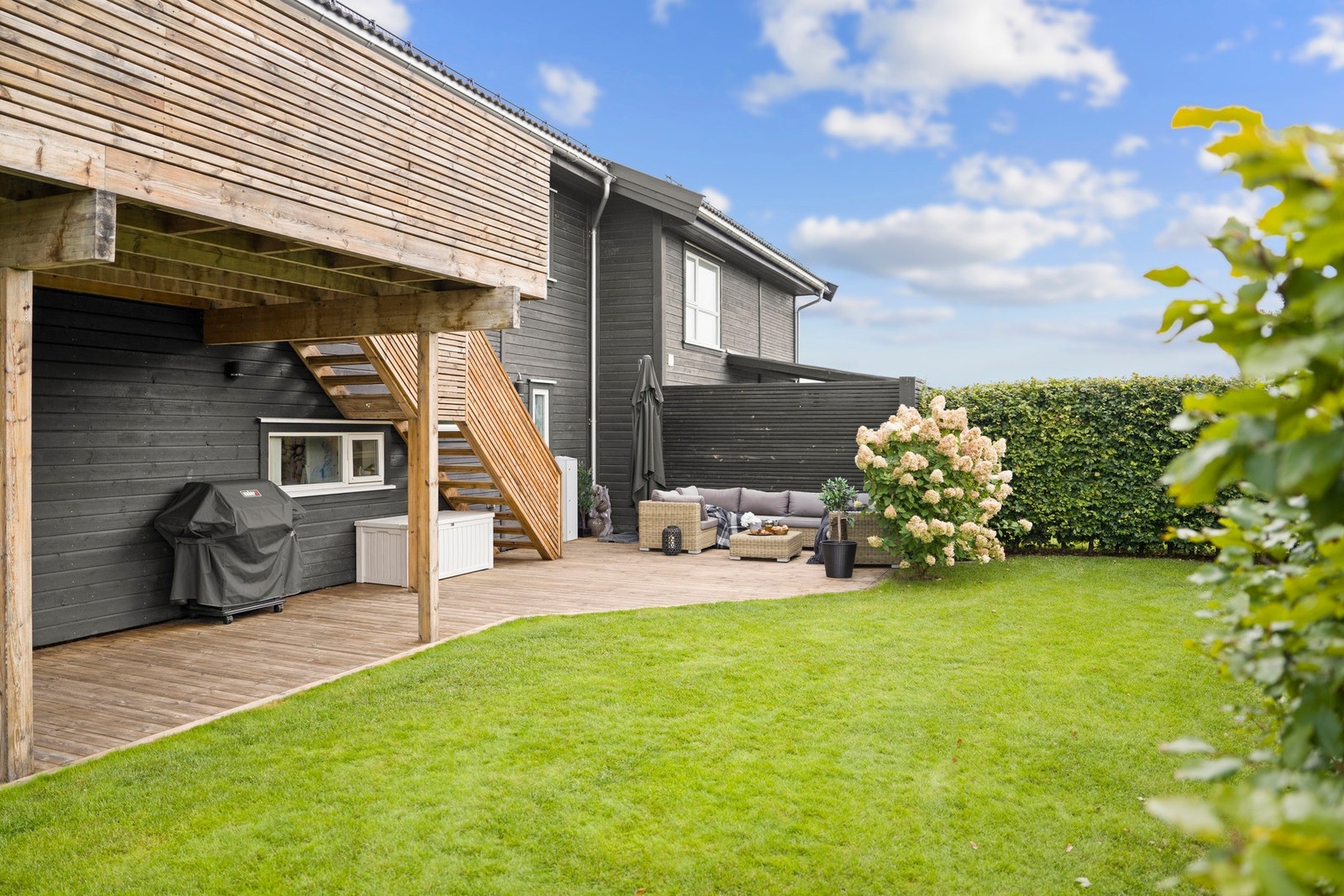 Privat og eksklusiv hage for rekreasjon i den mildere perioden av året Galleribilde