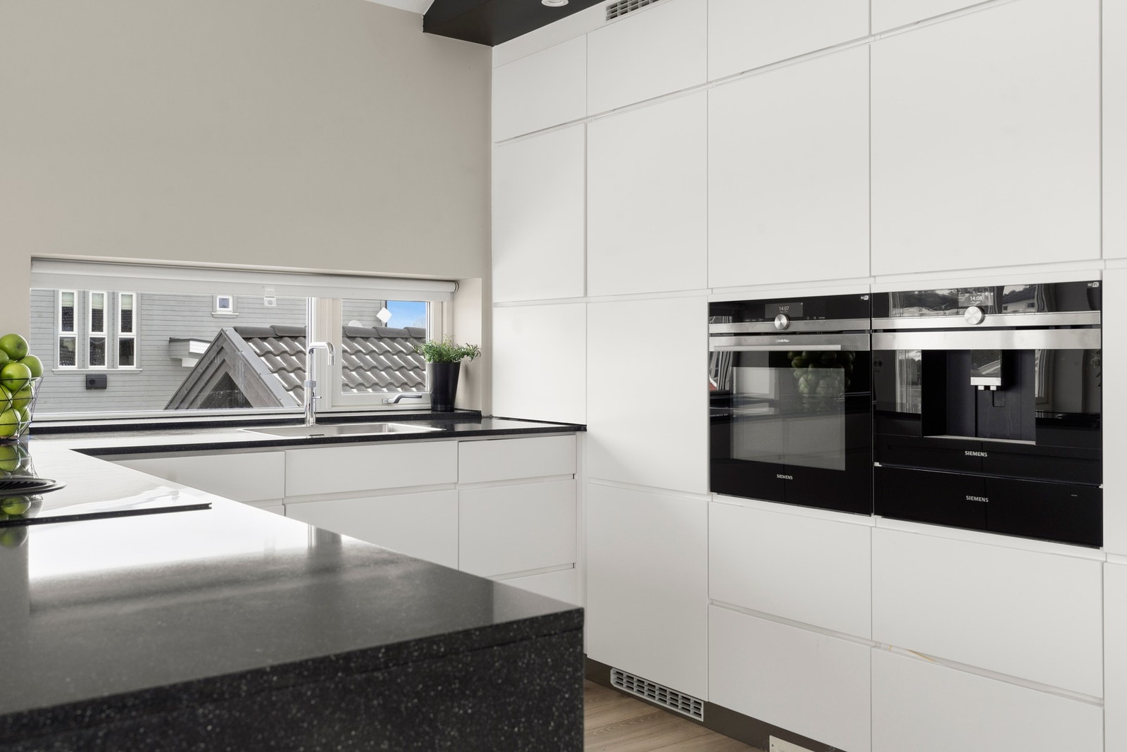 Kombinert stekeovn og mikrobølgeovn, side ved side med integrert kaffemaskin. Alt fra Siemens Galleribilde