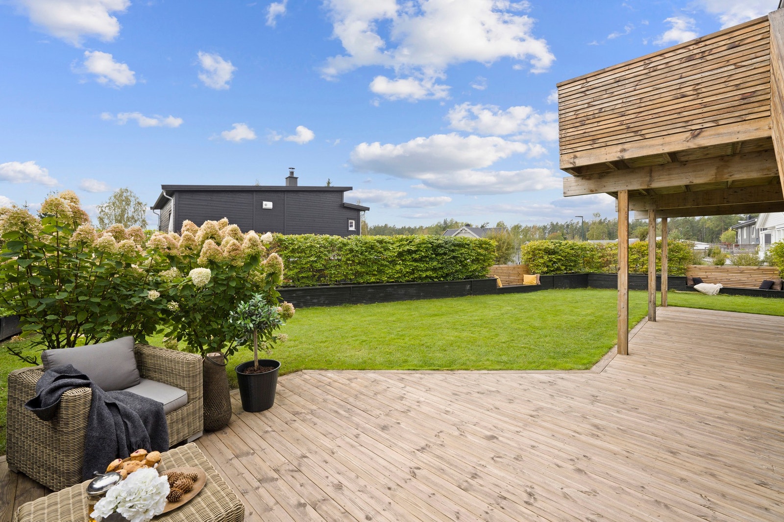 Terrassen i 1. etg. glir sømløst over i en velholdt plen Galleribilde