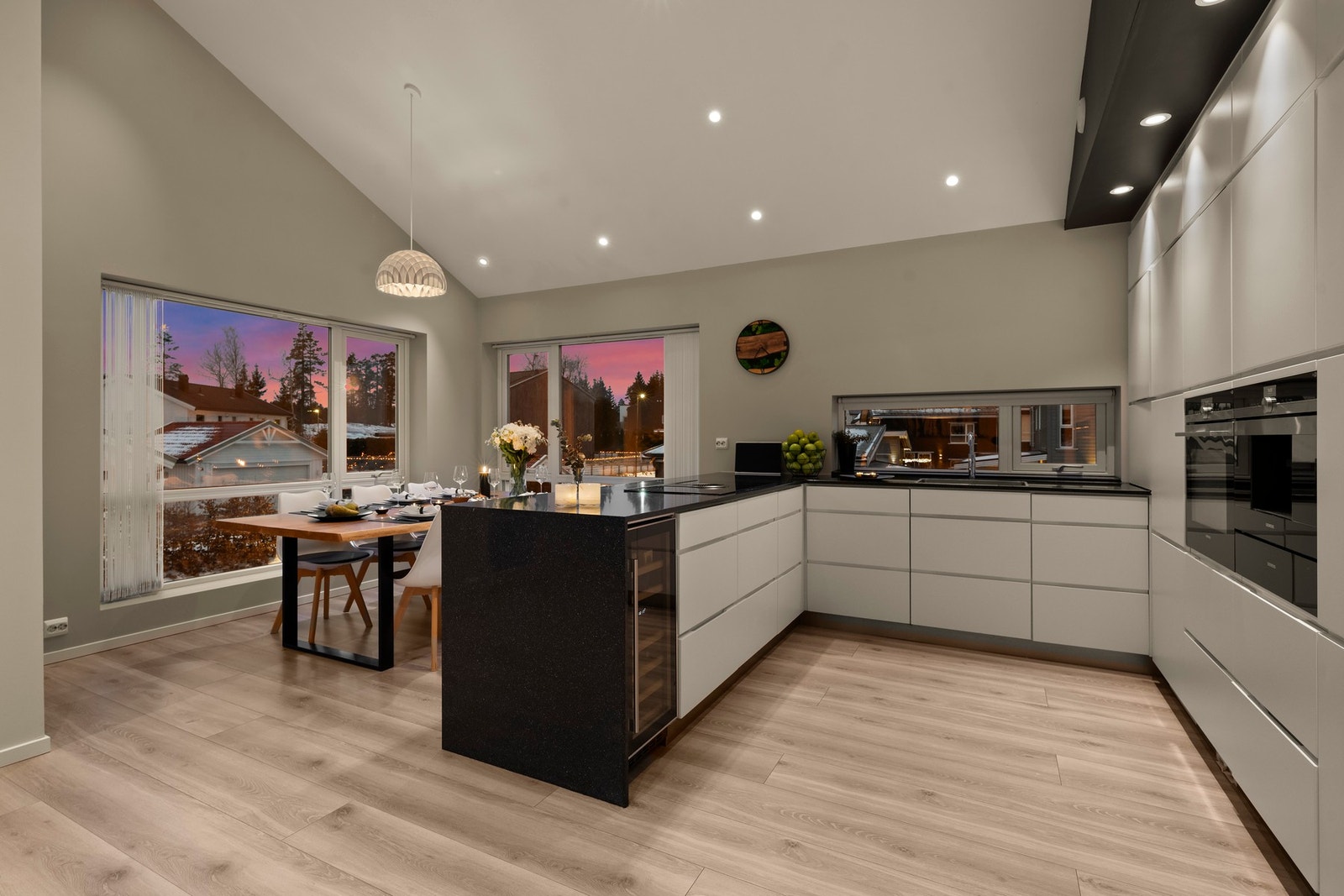 Moderne kjøkken fra Kvik med integrerte hvitevarer Galleribilde