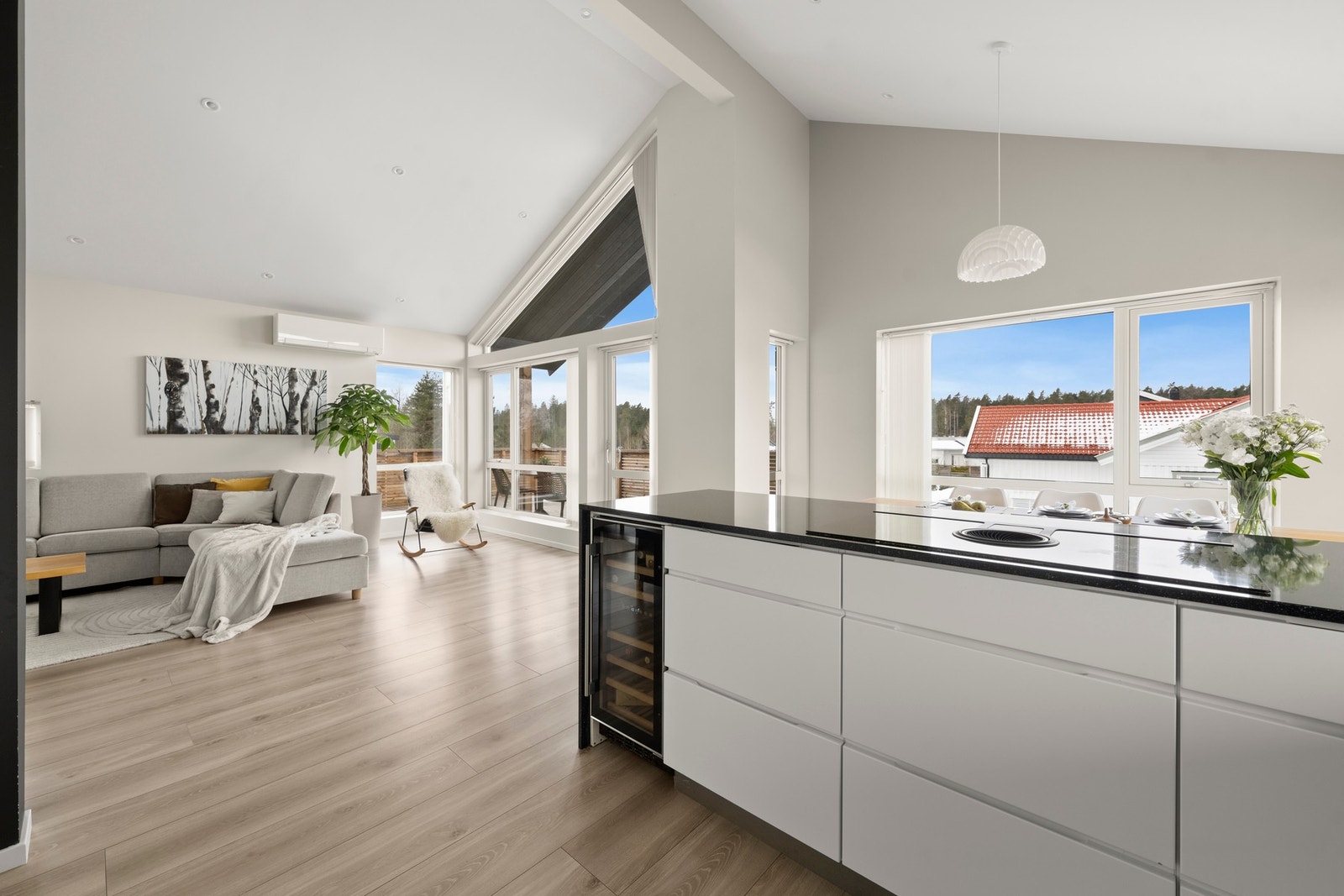 Støvlist i sokkel. Støv og lignende kan feies rett inn i sentralstøvsugeren gjennom en luke Galleribilde