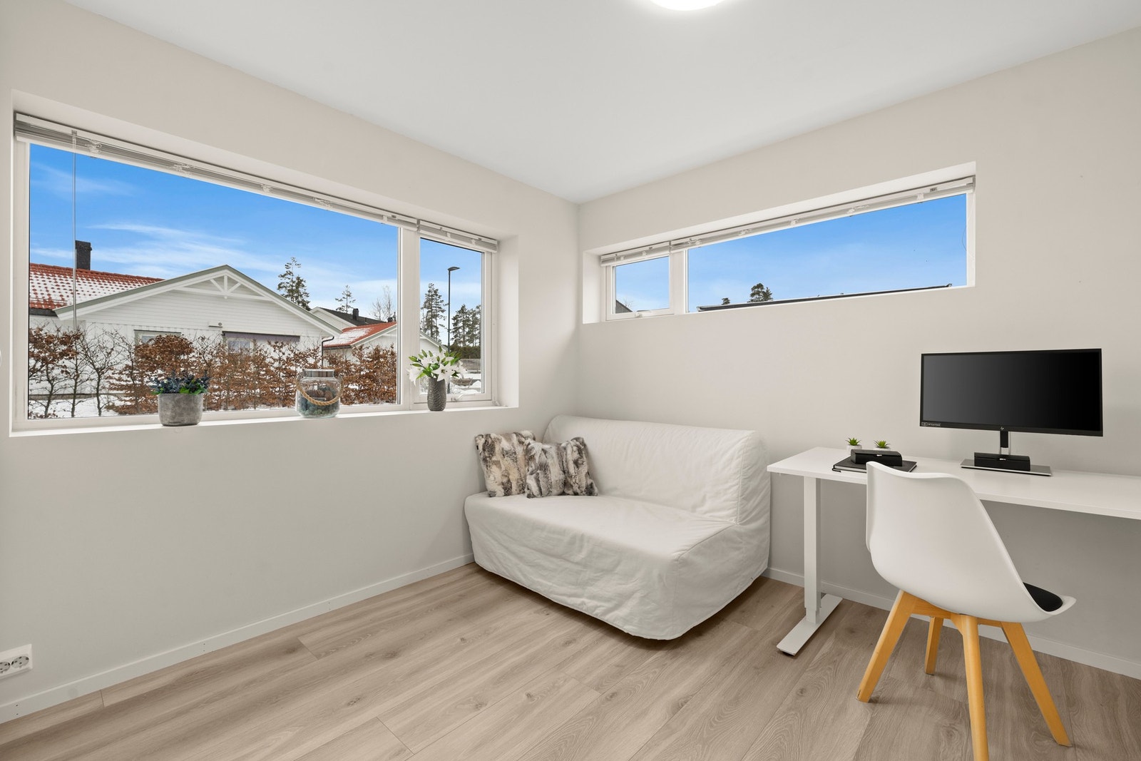 Romslig soverom som i dag benyttes som hjemmekontor Galleribilde