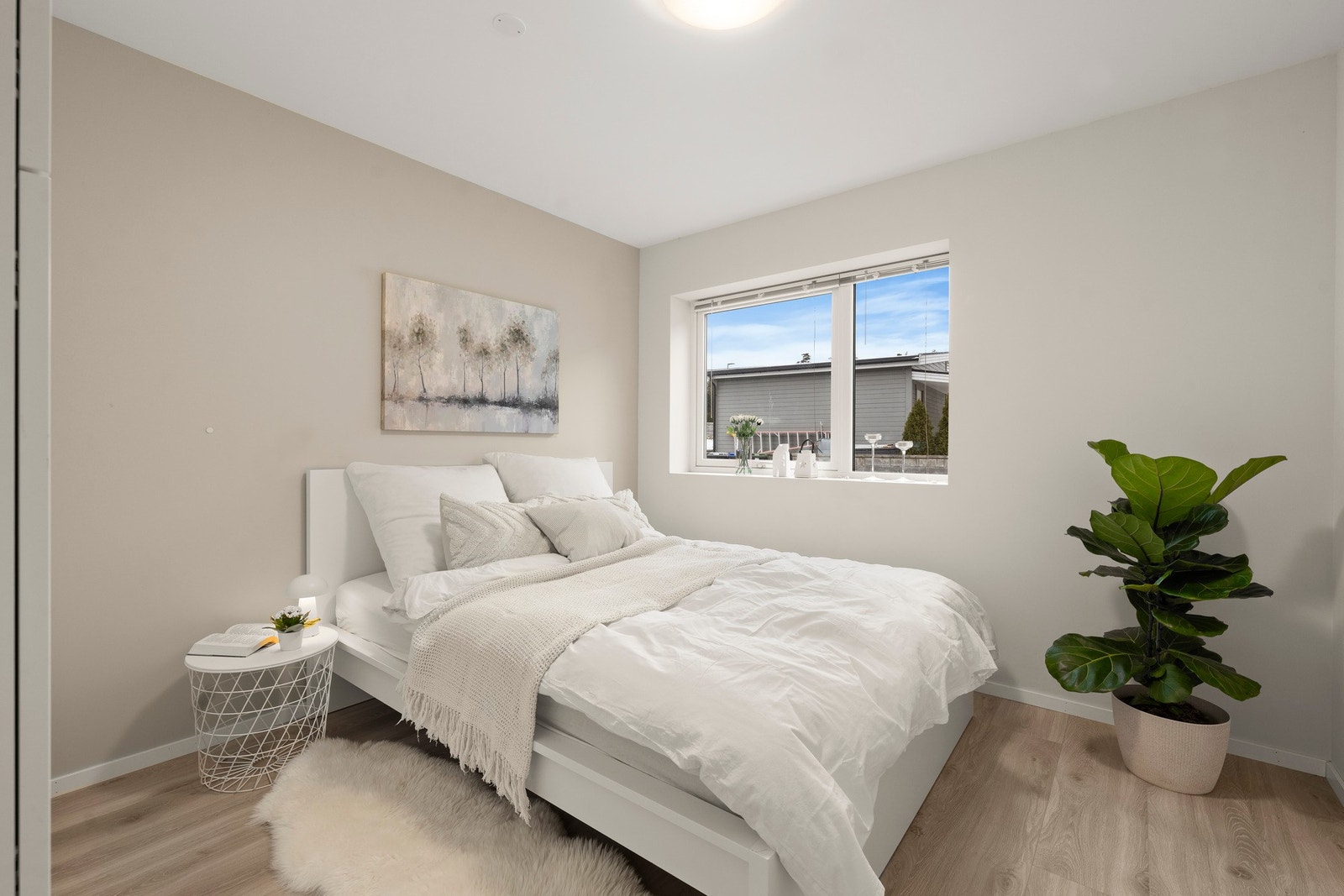 Totalt er det fire soverom i boligen. Dette er ett av to i første etasje Galleribilde