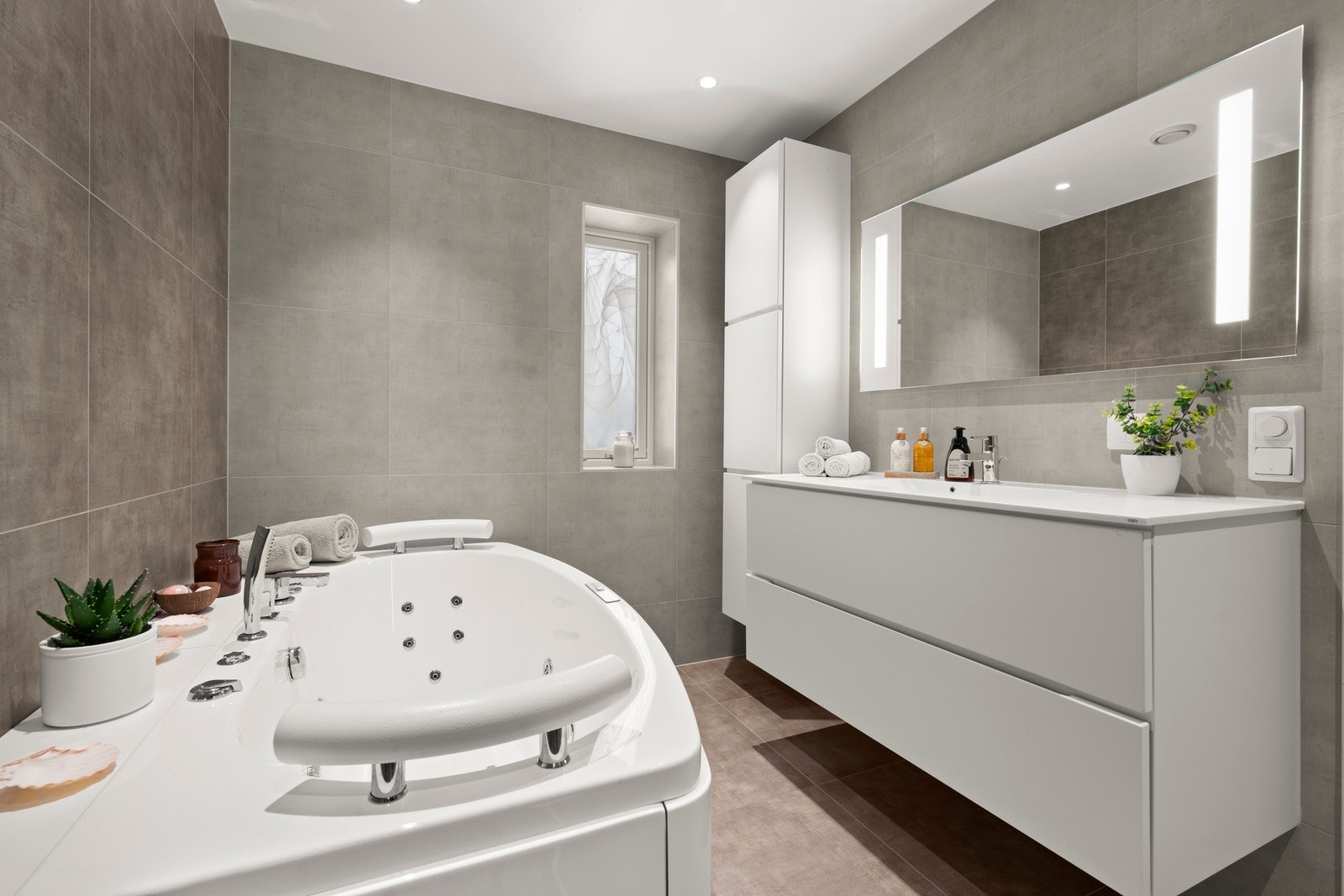 Delikat baderom i andre etasje med det lille ekstra, hvor du kan senke skuldrene i ditt eget private spa med integrert massasjebadekar Galleribilde