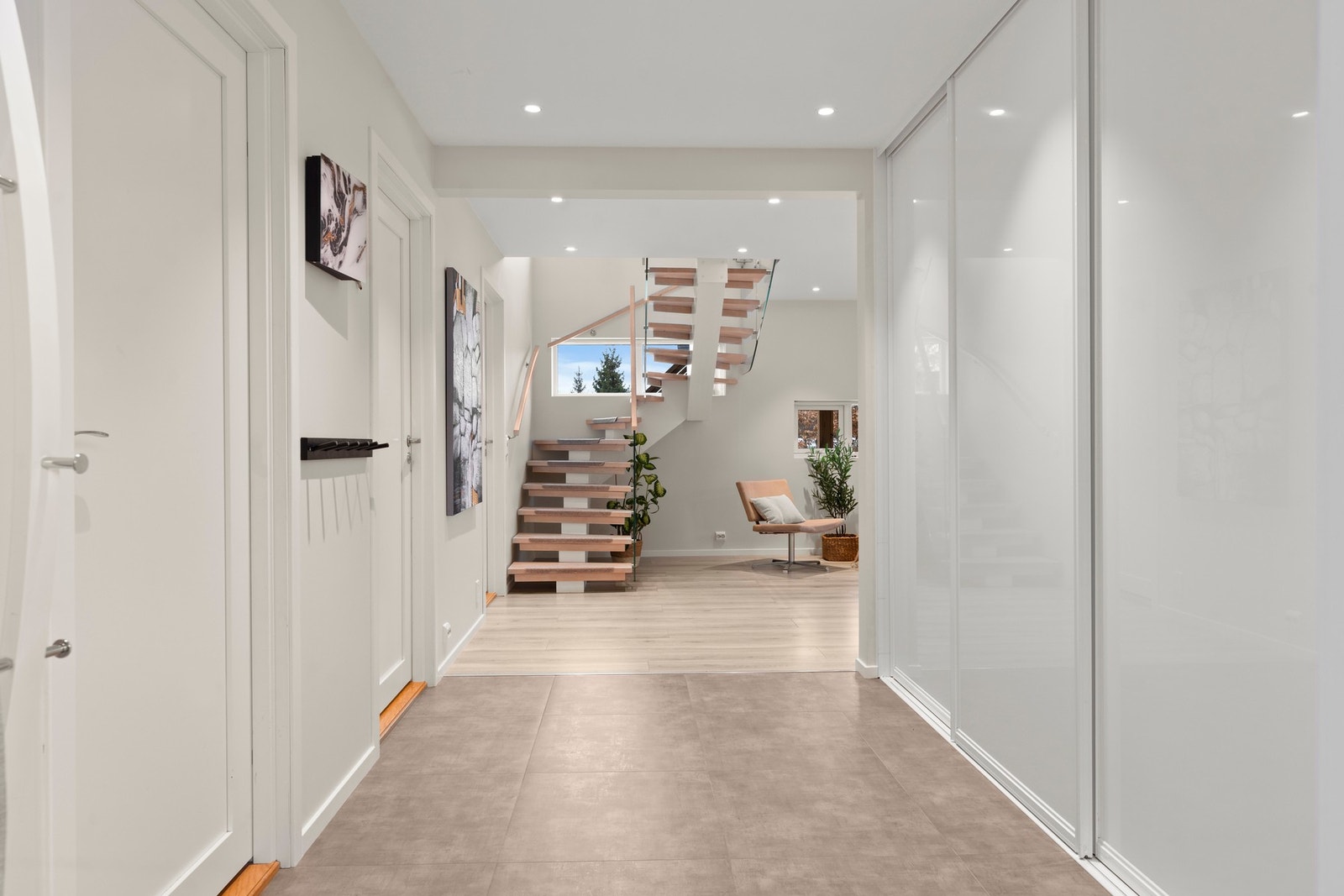 Luftig og innbydende entré med integrert garderobeløsning og gode oppbevaringsmuligheter Galleribilde