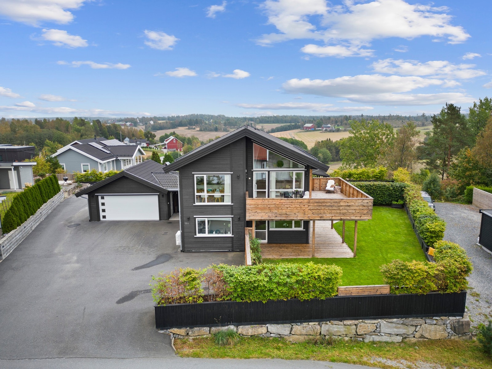 Herlig uteområde med flere soner der man virkelig kan nyte de varmere månedene av året Galleribilde