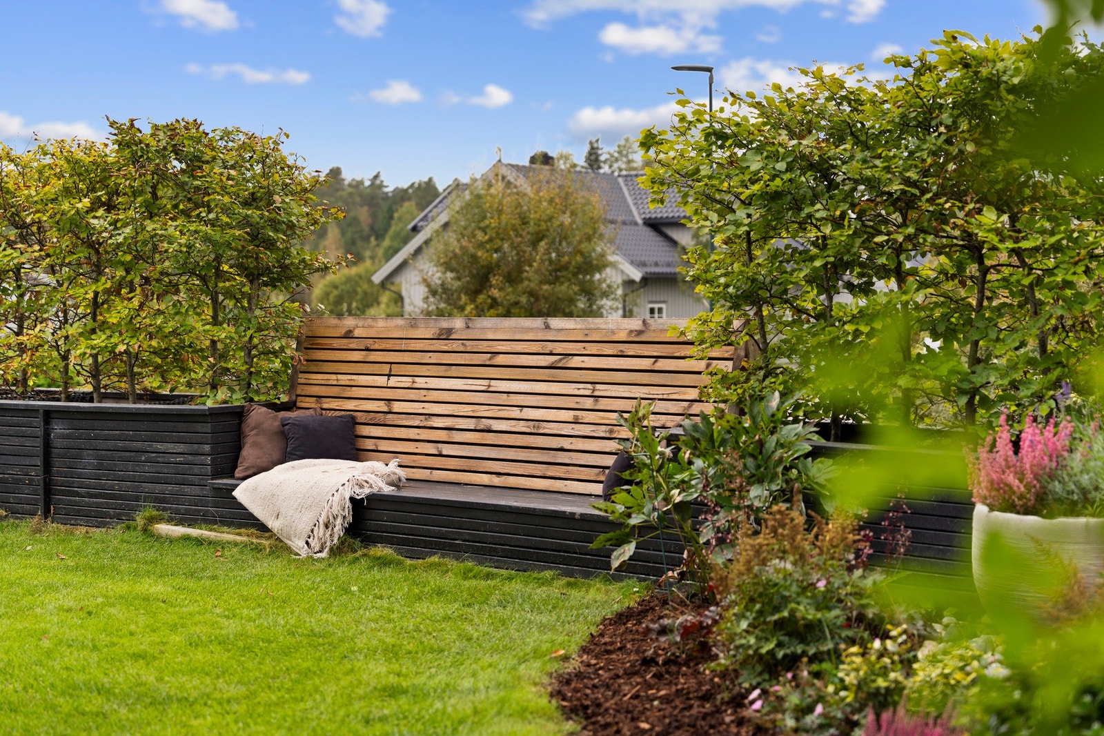 Hagegjerde med integrert sitteplass Galleribilde