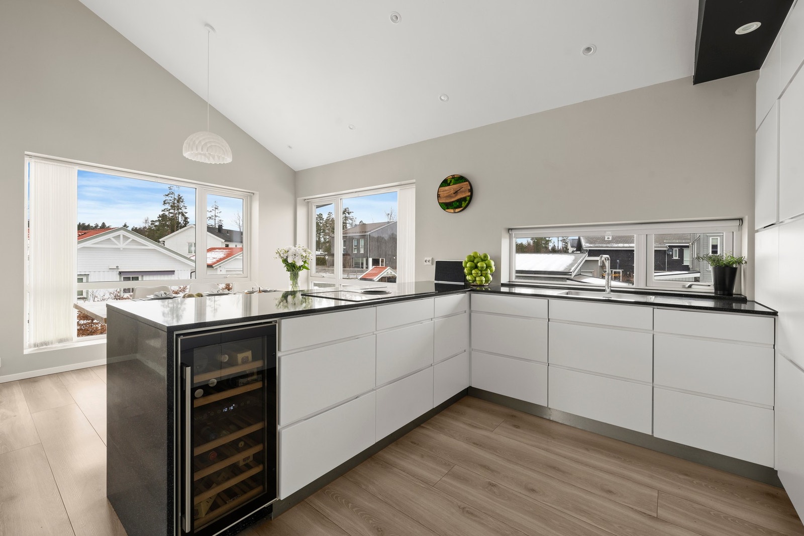 Vinskap fra Temptech, samt induksjonstopp med integrert ventilator fra Elica Galleribilde