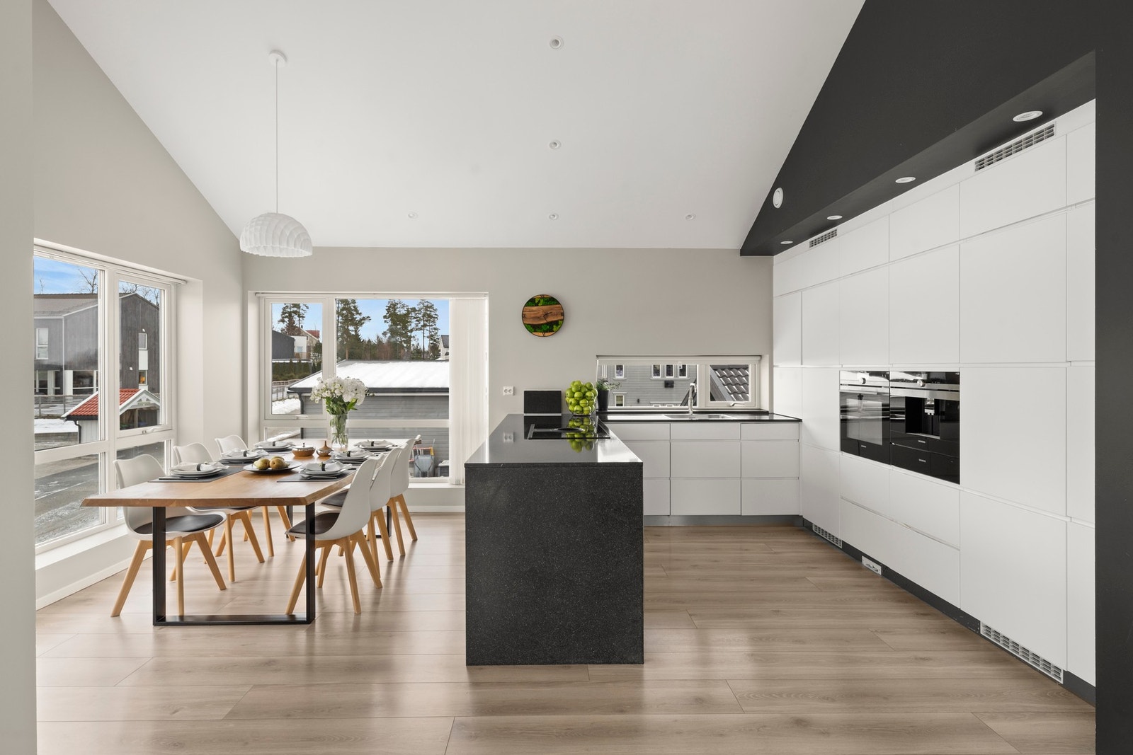 Benkeplaten laget i steinkompositt med fossefalldesign Galleribilde