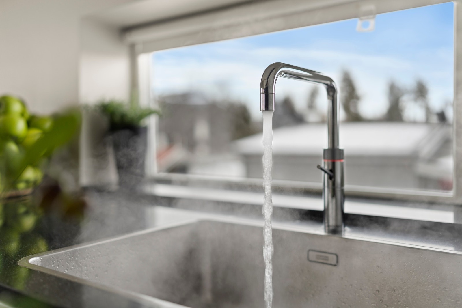 Quooker - kokende vannkran som gir kaldt, varmt og kokende vann fra samme kran Galleribilde