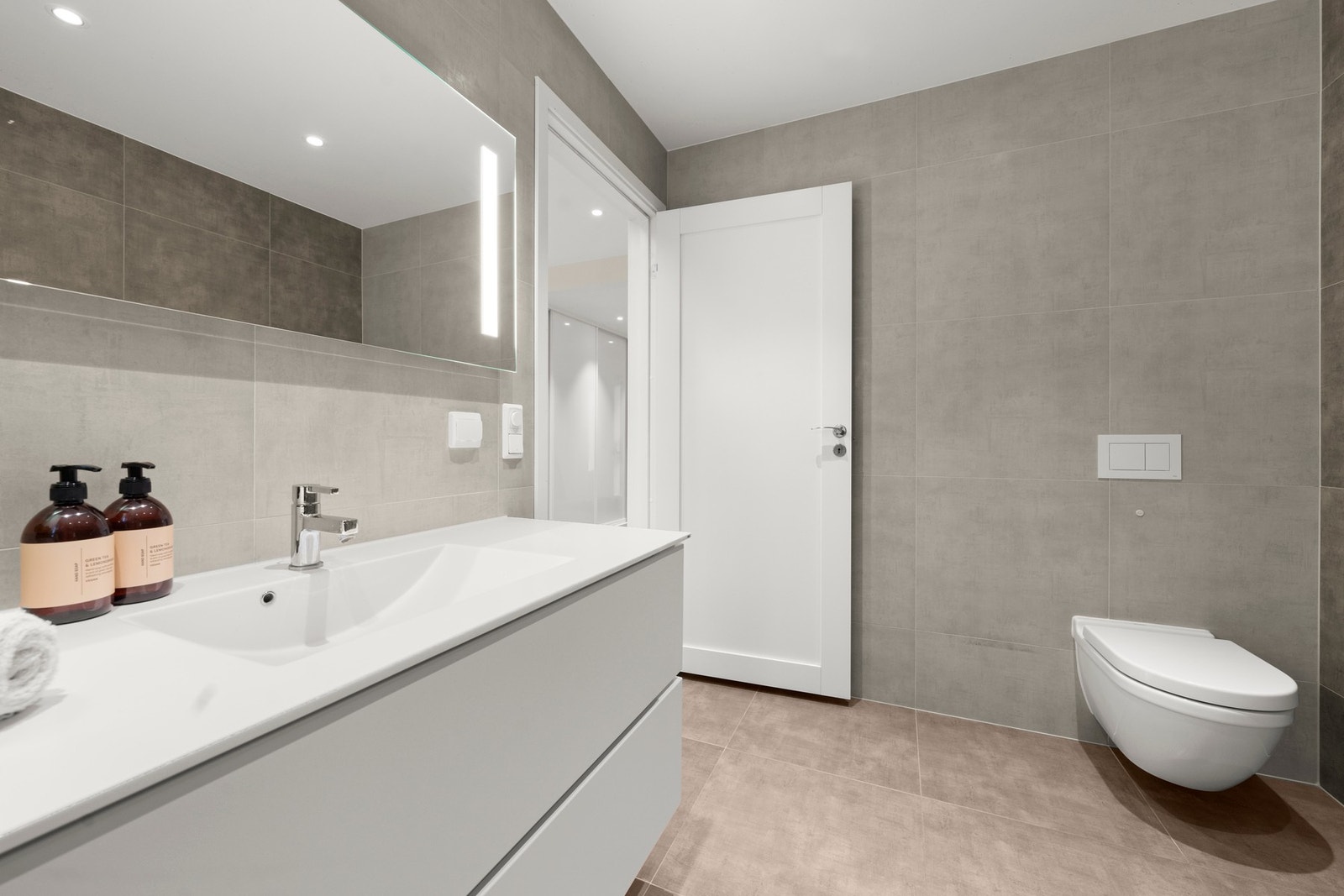 Lyst, moderne og delikat baderom i første etasje Galleribilde