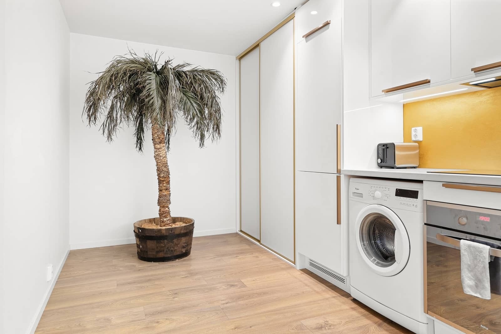 Kjøkkenet har også plass til en liten spisegruppe Galleribilde