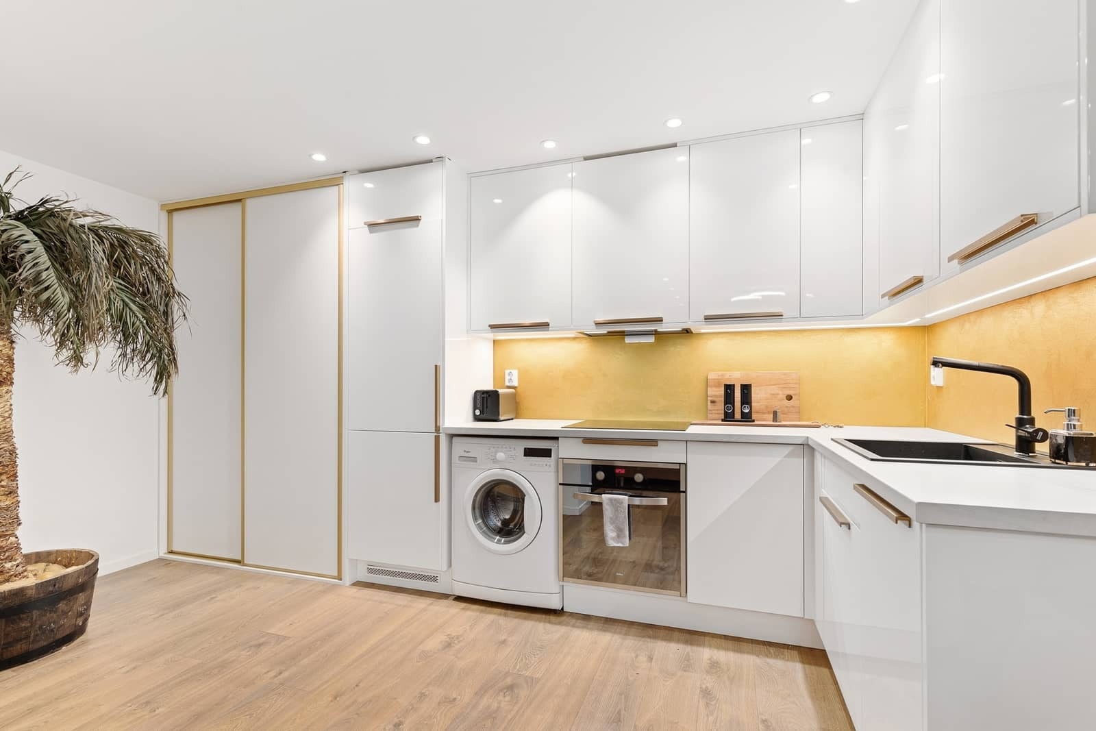 Kjøkkenet har også varmefolie i gulv, samt praktisk skyvedørsgarderobe Galleribilde