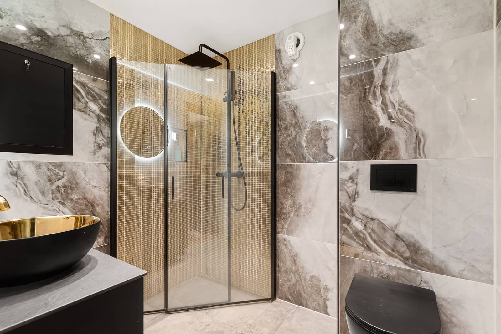 Badet har i tillegg vegghengt WC og waterguard/lekkasjestopper installert Galleribilde