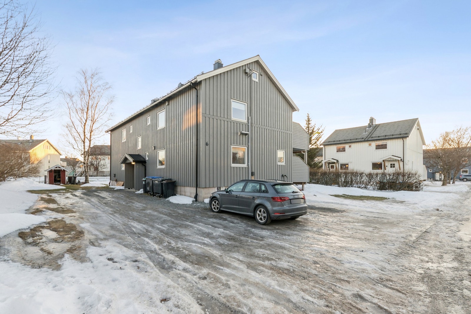 Leiligheten ligger i en firemannsbolig, parkering rett utenfor. Galleribilde